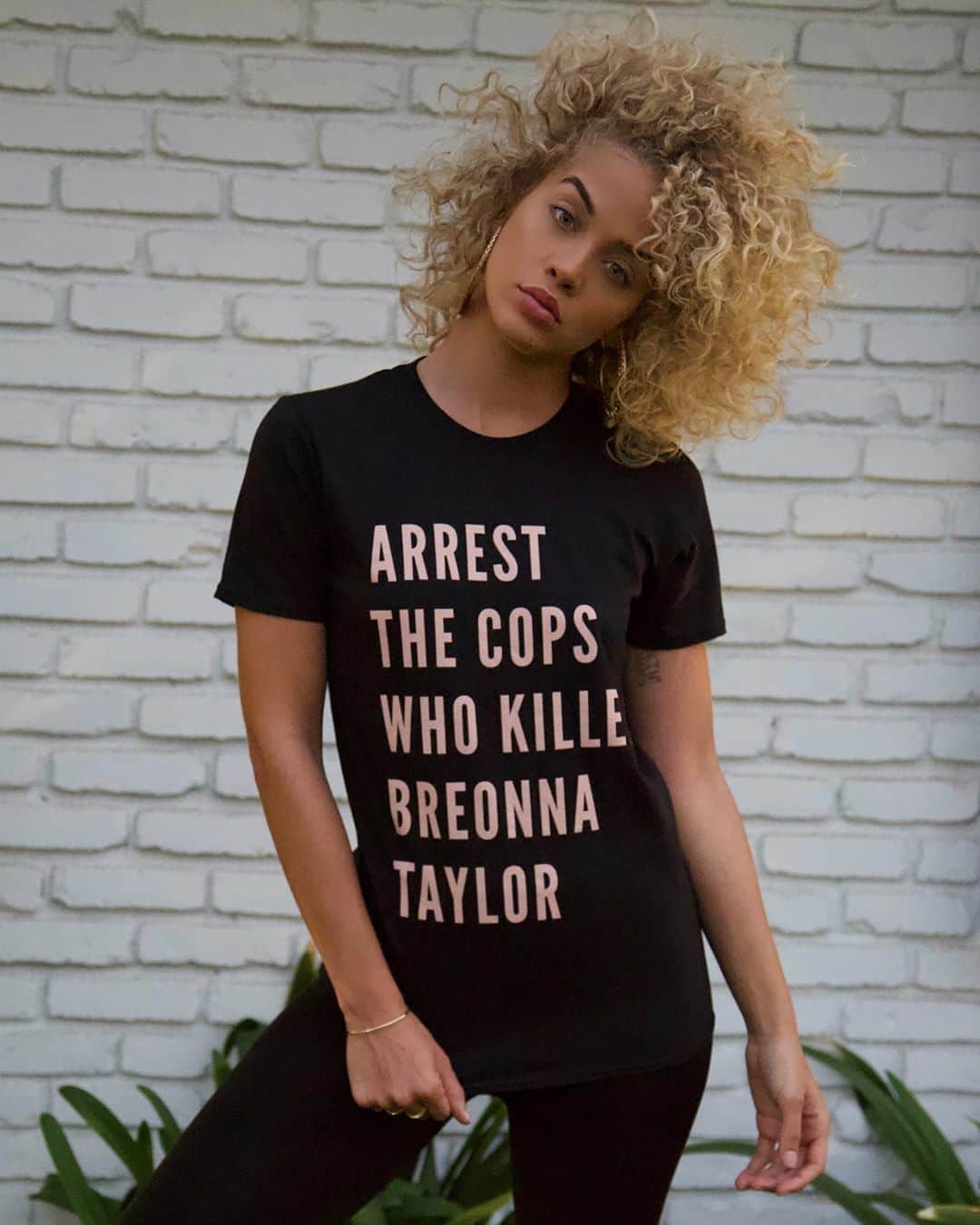 のインスタグラム：「It’s been 6 months since Breonna Taylor was murdered in her home by Jonathan Mattingly, Brett Hankison, and Myles Cosgrove—and her killers have not been charged. Too often Black women who die from police violence are forgotten. Let’s stay loud, keep demanding justice for Breonna and her family, and SAY HER NAME. This tee was created by @phenomenal in partnership with the Breonna Taylor Foundation, to which all profits are donated. #SayHerName #BreonnaTaylor #JusticeforBreonnaTaylor #BlackLivesMatter」
