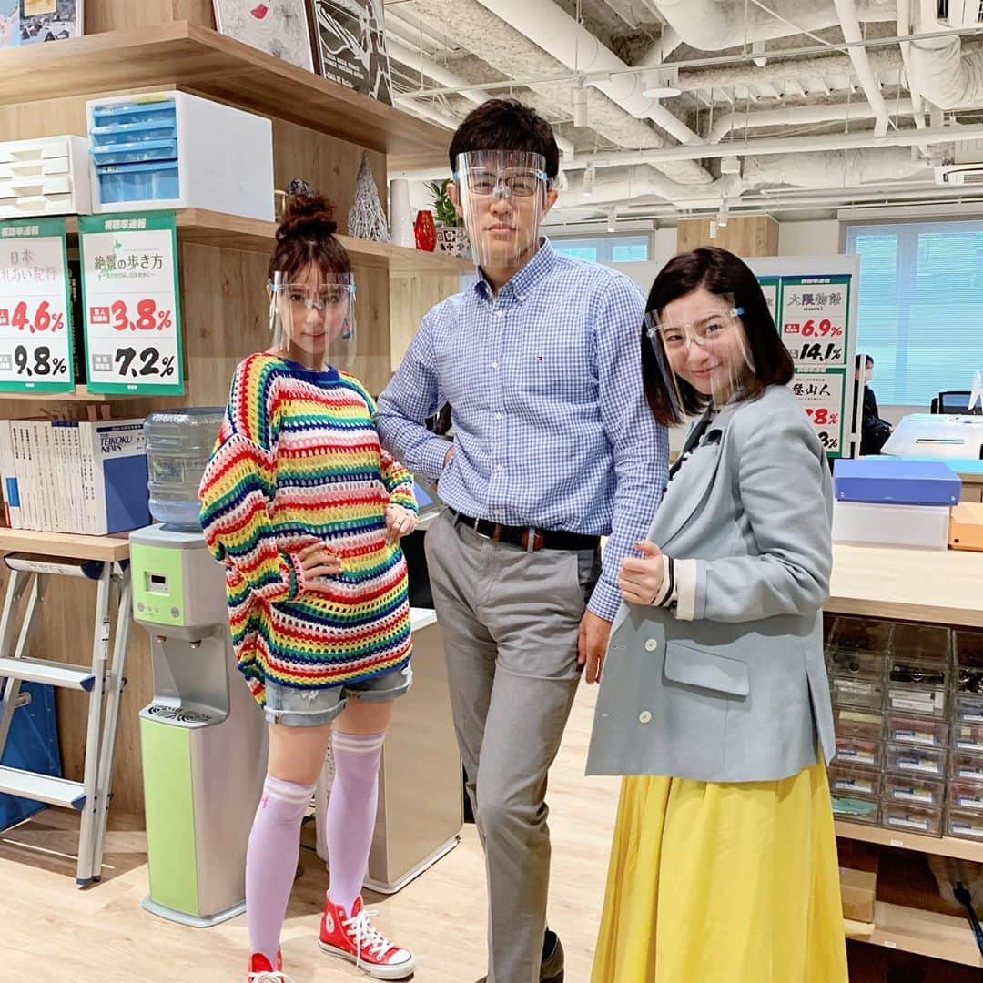 のインスタグラム：「はい、ついにこの３ショットの登場〜。真ん中に元カレ挟んで両サイドに元カノ。すごいシチュエーションですよね。なのになぜか平和な空気なんです。過去は過去、今は今。そんな潔さを感じる今日この頃です。そういえば・・・よく考えると、早坂さんってこう見えて（どう見えて？）積極的ですよね。積極的な男、昭和っぽくていいと思います。（令和の今あえて叫びたい） #タラレバ #東京タラレバ娘 #タラレバ2020 #東村アキコ #３年前に倫子withBの写真載せたの覚えてますか？ #真ん中に倫子で両サイドにKEYと早坂でした #そんな３年前を思い出しましたね #３年で人生て大きく変わりますよね #スペシャルドラマ見るとより感じますよ #人生いろいろありますけど #全てはいい思い出になっていくもんなんです #吉高由里子 #榮倉奈々 #大島優子 #坂口健太郎 #鈴木亮平 #田中圭 #平岡祐太 #石川恋 #松下洸平 #渡辺大知」