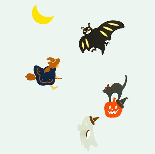 tocotocoさんのインスタグラム写真 - (tocotocoInstagram)「秋のモビール「ハロウィンの夜」﻿ ﻿ かわいい衣装に身を包み、大好きなお菓子がもらえるハロウィンは、子どもも大人も楽しみなイベントのひとつ。﻿ ﻿ ジャックオランタンや魔女、黒猫、おばけなど、ハロウィンのキャラクターたちが集まったモビール「ハロウィンの夜」。﻿ ﻿ インテリアに馴染む落ち着いたデザインで、ハロウィンパーティーの飾つけとしてはもちろん、秋の訪れを感じるのにもピッタリ。﻿ ﻿ 季節のモビールとして飾れば、夏が恋しい季節にもそっと寄り添ってくれそうです。﻿ ﻿ #モビール﻿ #manumobiles﻿ #マニュモビールズ﻿ #ハロウィンの夜﻿ #ハロウィン﻿ ﻿ #秋 #インテリア #飾り #ジャックオランタン #魔女 #黒猫 #おばけ #ふくろう #10月 #おうち時間 #おうち時間を楽しむ #ギフト #プレゼント #出産祝い #ベビー #キッズ #ママ #パパ #親子 #家族 #tocotoco #tocotocoマーケット」9月15日 12時16分 - tocotoco_mag