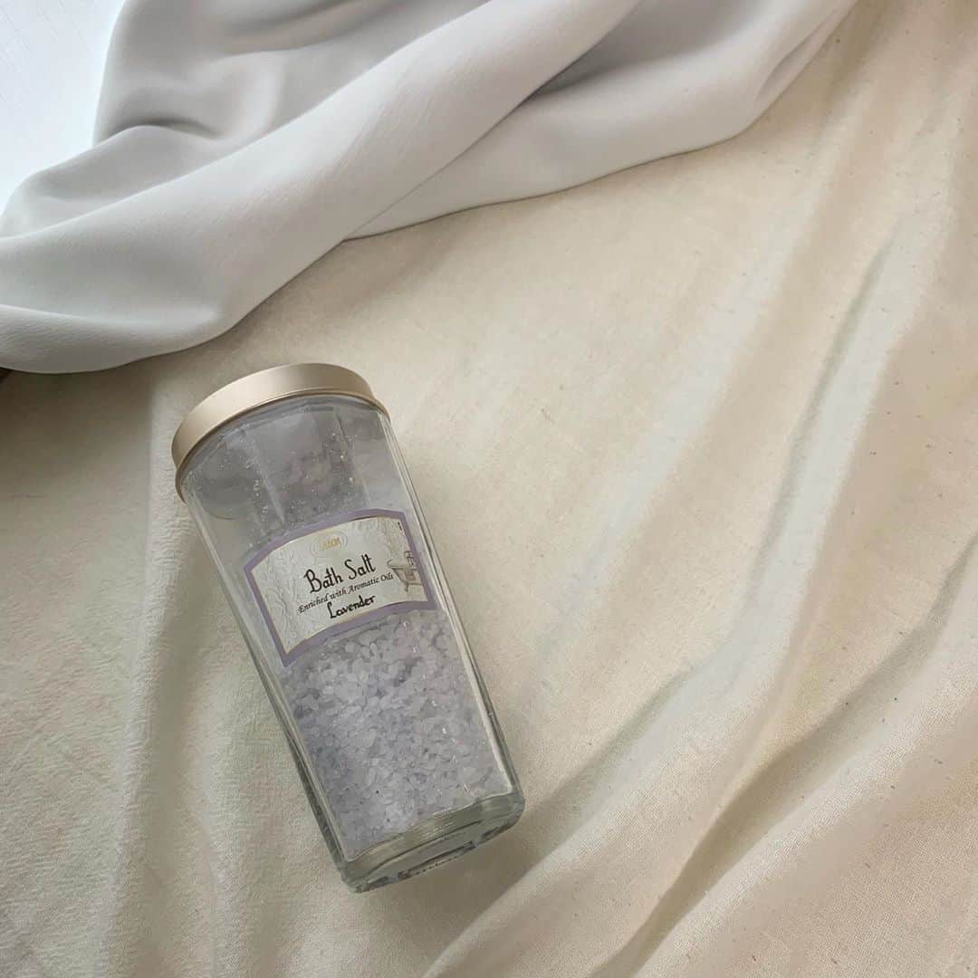 杉浦みずきのインスタグラム：「. 最近お風呂浸かるときにいれてる sabonのバスソルト🛁 木のスプーンがついててそれですくって入れるのです🥄 ・ 元々美容のモチベーションめちゃ低いから、こういう小さいことから変えていって上げてこう作戦ですね なんか女の子してる気分になるよ♥️笑 ・ ・ #sabon #bathsalt #bathsalts  #サボン #バスソルト #入浴剤」