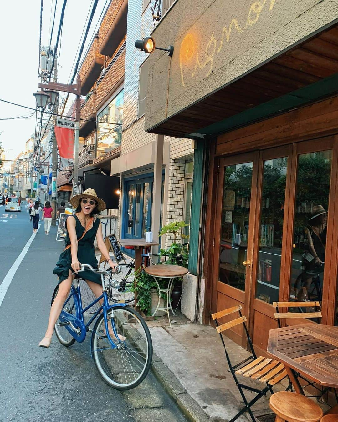 瀬畑茉有子さんのインスタグラム写真 - (瀬畑茉有子Instagram)「夏から秋になろうとしてます🍁🍂 . 風が少し涼しくなってきて秋っぽい懐かしい香りする🤤 . . 季節の変わり目は色んな変化が起こる時期でもあります。 . .  夏の間お世話になった衣類や靴の整理や 人との関係性の見直しに適しています🍂 . . 自分が大切だと愛情を持つものを長く丁寧に使うことは人との繋がりでも同じことが言えるのかもですね😉 . . そして急に寒くなり始めた時期は体調と心も乱れやすくなります。 . . 美味しいものを食べて、お気に入りのバスソルトを入れたお風呂にたっぷり浸かり体を温めましょう😊♨️ . 寒さで縮こまった体は心ともリンクしてます🍃 . 芯から温まることで心にスペースが作れるよう心がけようと思います🛀 . . . #秋　#季節の変わり目　#Autumn #seeyousummer #welcomeautumn #pignon #tokyorestaurant #shibuya #Bistrofrench #naturewine #ナチュールワイン　#奥渋　 #ビストロフレンチ #アボカドは体を冷やすのでほどほどに #真だこのワカモレ#大好物　#guacamole #iloveavocado #🥑#mindfulness #detox #balance #mindset #meditation #bathtime」9月15日 12時24分 - sehatamayuko