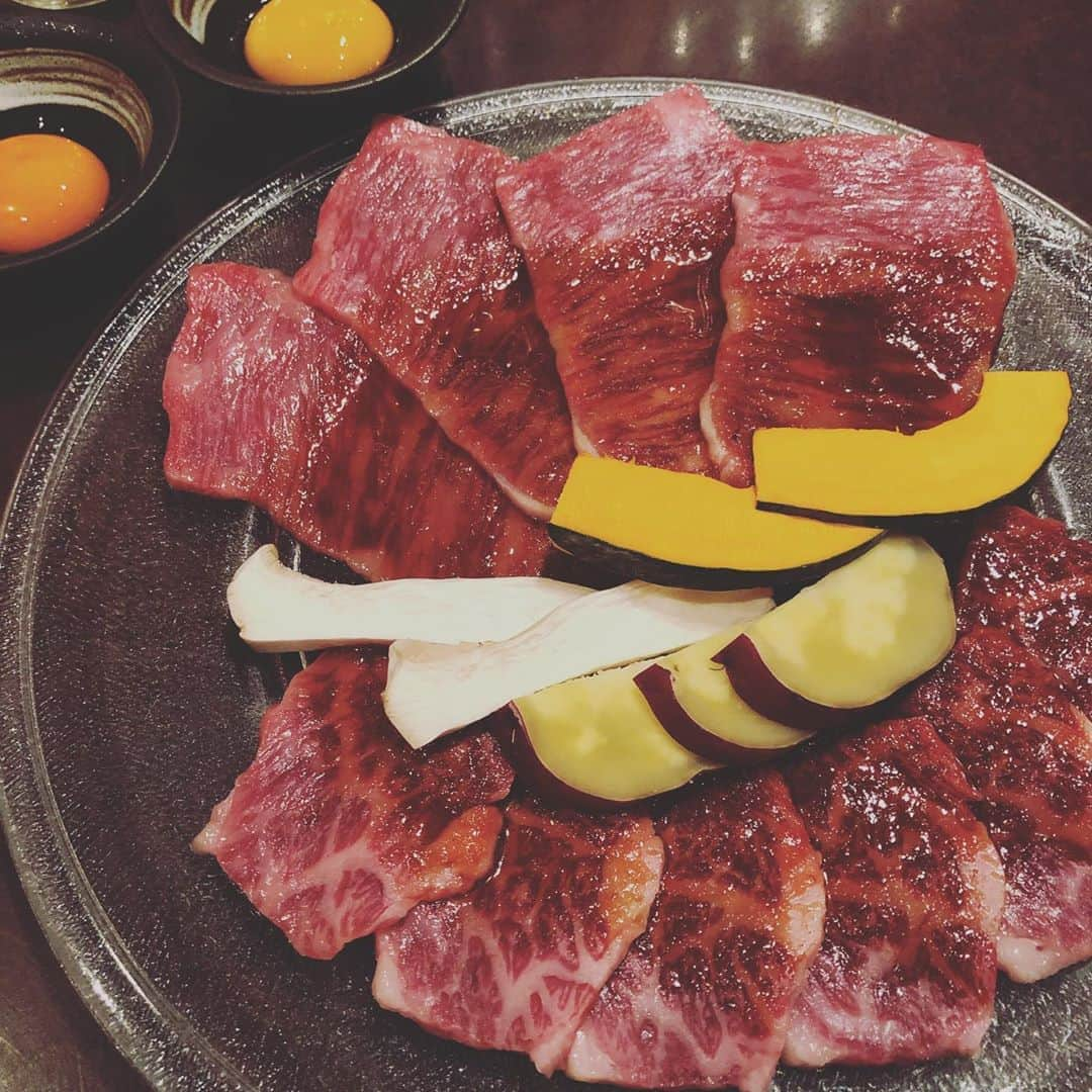 千秋さんのインスタグラム写真 - (千秋Instagram)「やはりここのお肉は美味しい。 山形牛。 カウンターに座ると、目の前でお肉を切ってるところが見られます。とっても綺麗。  #千秋焼肉 ←焼肉屋さんカタログみたいになってるよ🥓 #hodori」9月15日 12時35分 - chiaki77777