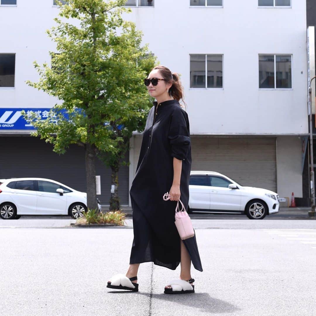 Keikooooooのインスタグラム：「このワンピ♡ シルエットが本当に可愛すぎる🖤🖤🖤 何色も欲しくなるやつ~🤤♡ ボタン2個開けがバランス良さそっ✍️ . 👗 @blanc_official.jp ⛸ @unitedarrows_official 👜 @stunninglure」