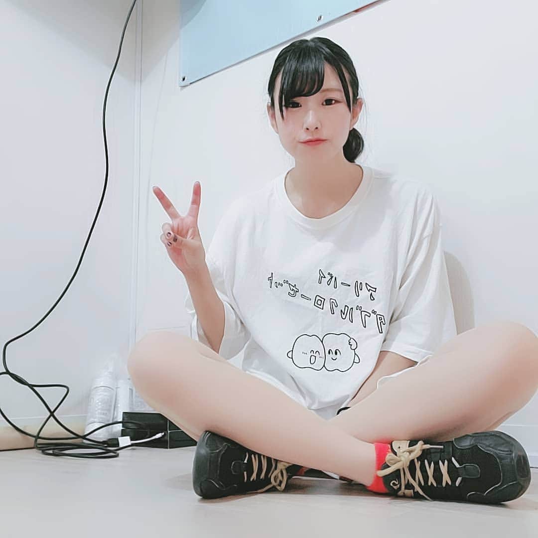 椎原えみのインスタグラム：「2020.09.14.Monday . . .  ぴーす。 . . . #民族ハッピー組  #椎原えみ #美脚女子 #美脚 #followｍe #脚フェチ #足フェチの皆様お待たせしました  #足フェチ  #モデル #アイドル  #あしすたぐらむ #あしたすたぐらまー #脚フェチの皆様お待たせしました #legs #水泳 #美脚 #美脚女子 #beautifullegs #japaneseidol #japanesegirl #えみあし  #photomodel #photography #Japan #girl  #ストリート系女子 #美脚女子 #美脚 #高身長女子 #Tシャツ #軟体女子 #ロングヘア  #model  #cute」