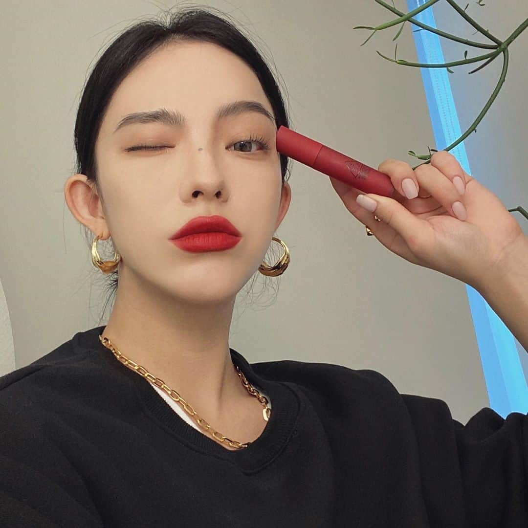 3CE Official Instagramさんのインスタグラム写真 - (3CE Official InstagramInstagram)「3CE BLURRING LIQUID LIP #CLARET 클래식한 무드의 깊이있는 레드 컬러드💋 완벽하게 스며드는 커버감으로 립 메이크업에 특화된 #블러필터 #매트립의혁신 #블러필터립 #자체주름보정 #베일효과 #리퀴드블렌딩 #APP메이크업 - 3CE BLURRING LIQUID LIP #CLARET The best classic & deep red color lip💋 #Cherry_Tone #Subtle_Deep #Unbeatable_Charm #Captivating_Red #3CE #3CEBLURRINGLIQUIDLIP」9月15日 12時32分 - 3ce_official