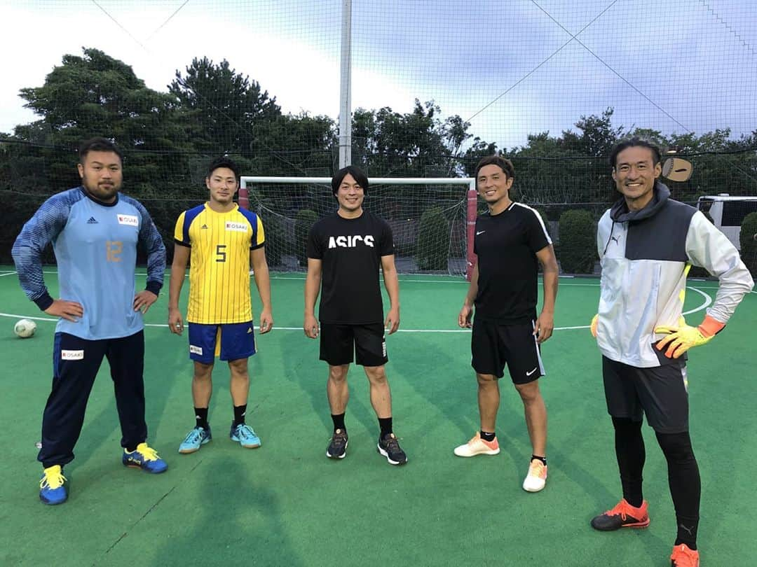 那須大亮さんのインスタグラム写真 - (那須大亮Instagram)「ハンドボール🆚サッカー対決  対決内容はまだ言えないのですが、楽しい撮影になりました(^^)  親友でライバルの宮崎大輔とも会えて、相変わらずお互い「ダイスケには負けない」 言いながら撮影してました(^^)  #宮崎大輔 #木村昌丈  #柴山裕貴博  #大崎電気 #ハンドボール #小針清允」9月15日 12時37分 - nasudaisuke_official