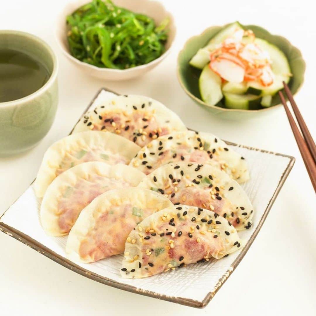 YAMAMOTOYAMA Foundedさんのインスタグラム写真 - (YAMAMOTOYAMA FoundedInstagram)「Filing this recipe under: crowd pleaser! Tap the link in bio to get the recipe for these Spicy Tuna Dumplings, made with our Soywrappers. #Yamamotoyama」9月15日 12時39分 - yamamotoyama_usa