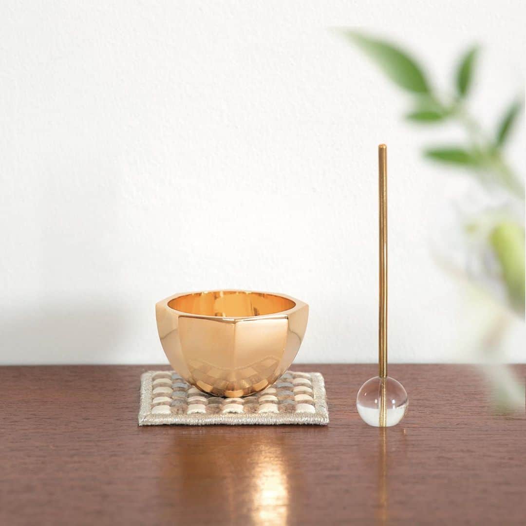 GINZA TANAKA 公式さんのインスタグラム写真 - (GINZA TANAKA 公式Instagram)「・ 【現代にふさわしい、モダン仏具「伝-DEN-」】 ・ 現代の住環境に寄り添う、コンパクトでモダンな デザインの18金製 仏鈴。 毎日の暮らしの中に、故人と語り合うひとときを 与えてくれます。 火立・香立・花立の「三具足（みつぐそく）」と 呼ばれる、供養のための基本となる仏具もございます。  ぜひお彼岸前にギンザタナカのオンラインショップを ご覧ください。 ・ ・ #GINZATANAKA #ginzatanaka #ギンザタナカ #田中貴金属 #田中貴金属ジュエリー  #お彼岸 #ご先祖様 #お墓参り#モダン #仏具 #現代仏壇 #18金」9月15日 12時53分 - ginzatanaka_jp