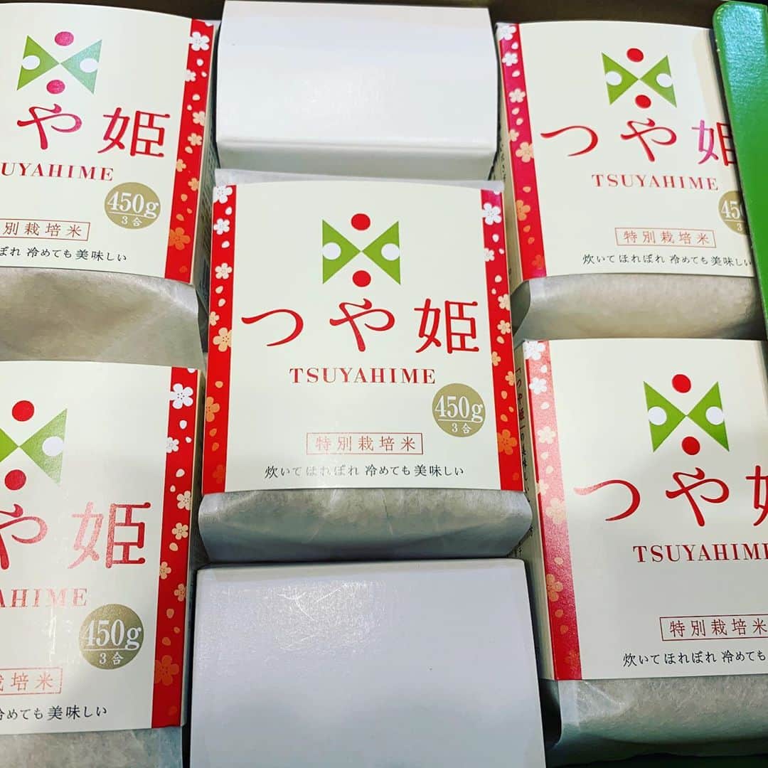 naoのインスタグラム：「今日から我が家はつや姫 お米炊く時に30分つけて、さらに炊き終えてからしばらく蒸らすと甘さがひきたつらしい。 楽しみ^_^  #つや姫  #山形  #銀シャリ  #お米大好き」