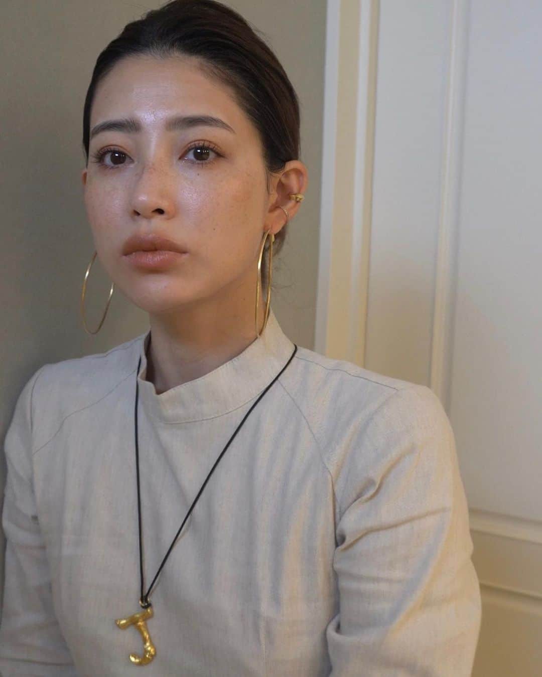 JUNNAのインスタグラム：「通い続けている眉毛メンテナンス 代官山の @vanish_eyebrow  骨格に🦴合わせてナチュラルな眉毛が 作りやすいように整えて貰っています  ほぼ眉毛を書かなくなって、本当にらく。らくすぎる。 日によってまばら、みたいな不安定要素が消える🐒  onepiece/昨年の @etretokyo  ear cuff/ @diezsaskia  pierce/ @8uede  ring/ #8uede #charlottechesnaisjewelry  #tiffany  necklace/ #oldceline  ●リップ/#celvoke & #アディクション ●アイブロウ/ @chanel.beauty BOY de CHANEL 206 ●アイメイク/ @narsissist  (クワッドアイシャドーKYOTO) ・ ・ #眉毛 #アイブロー #眉毛メイク#イヤカフ#メイク#ナチュラルメイク#スキンケア#ベースメイク#diezsaskia#艶肌#そばかす#ナーズ#ブラウン#アイシャドウ #秋#秋カラー#艶肌#ツヤ肌 #ツヤ」