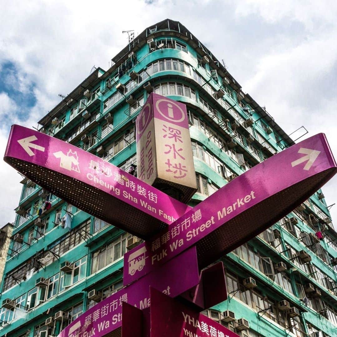 Discover Hong Kongさんのインスタグラム写真 - (Discover Hong KongInstagram)「Thinking about which street market to go to…🤔 去逛舊鋪幫襯小店前，打個卡先！ #DiscoverHongKong」9月15日 13時00分 - discoverhongkong