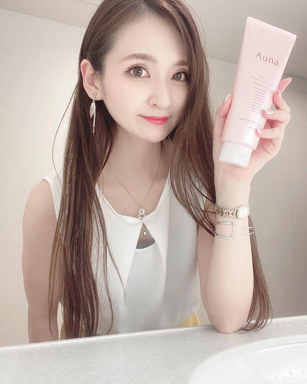 藤後 沙織 とうごさおりのインスタグラム：「9月17日に新発売される「アウナマイルドホットクレンジングジェル」@auna_rohto_official を @castsselect さんからいただいて、ひと足お先にお試ししたよ☻ なんと洗浄成分として使われる界面活性剤の代わりに美容液成分でメイクを浮かして落としてくれるんだって😊 優しい使いこごちの温感ジェルで、30秒〜60秒ぐらいこすらずやさしくなじませると、メイクはもちろん毛穴の黒ずみとかお肌のざらつきも、洗い上がりはつるんってなるよ♡ 毎日使うものだから、お肌に優しいものを使いたい♥︎ ・ #Auna #99％美容液ホットクレンジング #日本初 #キャストズセレクト #PR」