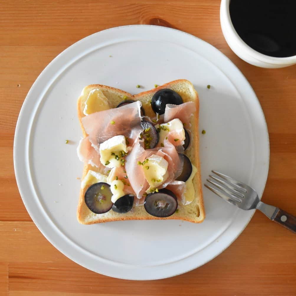 山崎佳のインスタグラム：「Today’s breakfast. ナガノパープル、生ハム、カマンベールチーズ。 しょっぱい＋果物、私は好き。酢豚のパイナップル、パイナップルピザ、豚肉&りんごとか。サラダに入ったいちごやグレープフルーツ。IKEAのミートボール&リンゴンベリージャムも好きだし、フィンランドで食べたトナカイ肉&ベリーソースも好きだった気がする。 しょっぱい＋果物の組み合わせ、色々知りたい。」