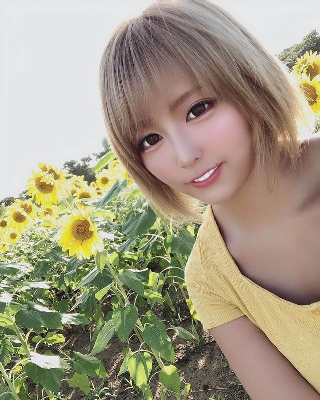 篠崎ゆうきのインスタグラム：「❏❍✰  ひまわり🌻  3枚目の写真は 友達に大爆笑されました🤣笑笑  確かになんで気付かなかったたんやろ   #ひまわり  #ひまわり畑   #夏が好き   #篠崎ゆうき」