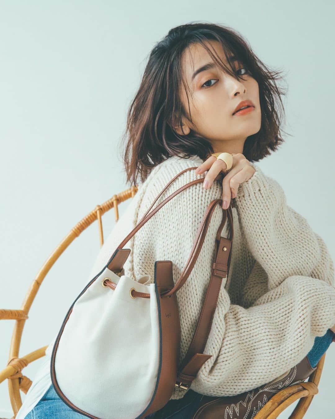 近藤千尋のインスタグラム：「『Ungrid Drawstring Bag Book』（宝島社） のモデルをさせていただきました🌼 ９／１８発売です❤️ 全国の書店、オンライン書店で販売します❤️🥰 是非チェックお願いします🙏✨  @ungrid_official」