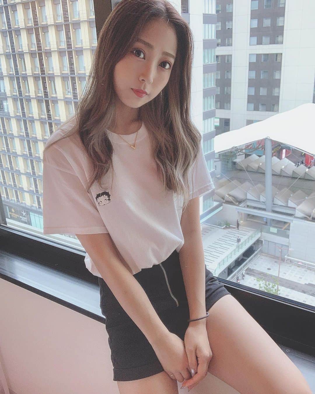 のインスタグラム：「ゆるーり🤳 ． ． ． #自撮り#シンプルコーデ#黒白コーデ」