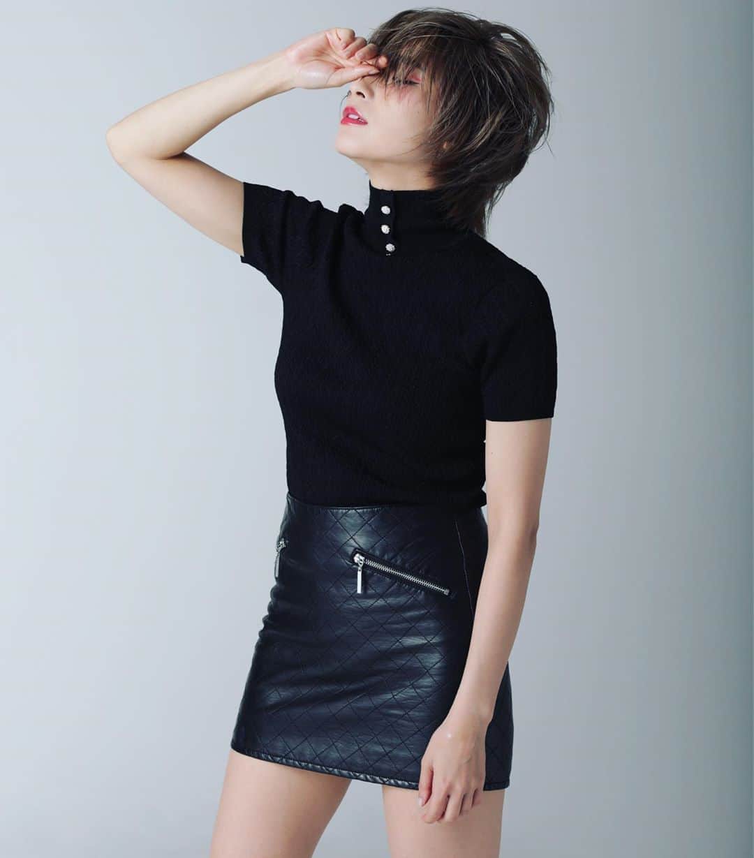 有馬綾香のインスタグラム：「二日酔いではありません。 カッコつけてるだけです。  #photo #model #black #black coordinate #portrait  #作品撮り #撮影 #宣材写真 #宣材 #ポートレート #宣材撮影 #ブラック #ブラックコーデ #赤リップ #ショートカット #ショートヘア」
