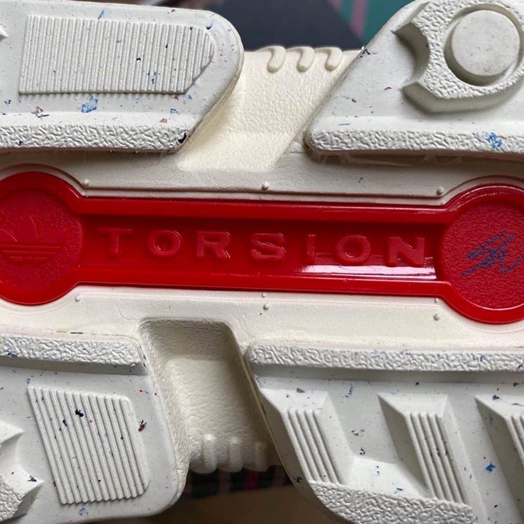 HYPEBEASTさんのインスタグラム写真 - (HYPEBEASTInstagram)「@hypebeastkicks: @sean_wotherspoon has teased the next @adidasoriginals collaboration. Dubbed "SUPEREARTH,“ the two have reworked the ZX 8000 model with a multi-colored mixed upper that takes on canvas, cloth, faux leather, and a jute-like fabric. Additional details come in the form of multicolored @adidas Trefoil logos embroidered along the side, branding on the tongue, a creamy-white sole unit sporting colored flecks throughout, and a red Torsion bar finished with “SW” branding. Expect it to release in February 2021 for $140 USD.⁠⠀ Photo: Sean Wotherspoon」9月15日 13時46分 - hypebeast