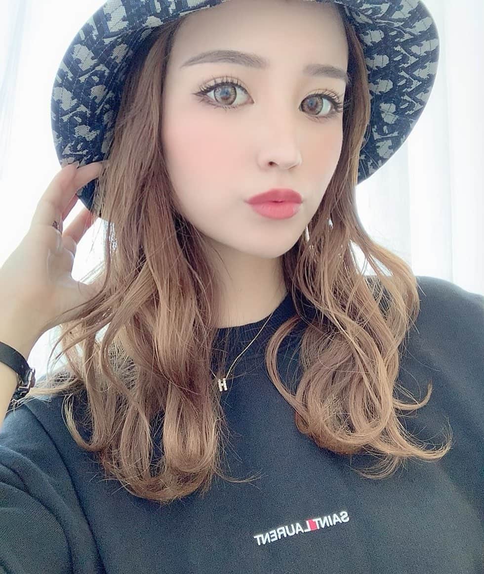 姫奈のインスタグラム：「. . 一気に涼しくなってきて嬉しい🤍🖤 光飛びすぎて鼻消えてるけど 鼻低すぎるからこのくらいが丁度いい😚笑 . #selfie #make」