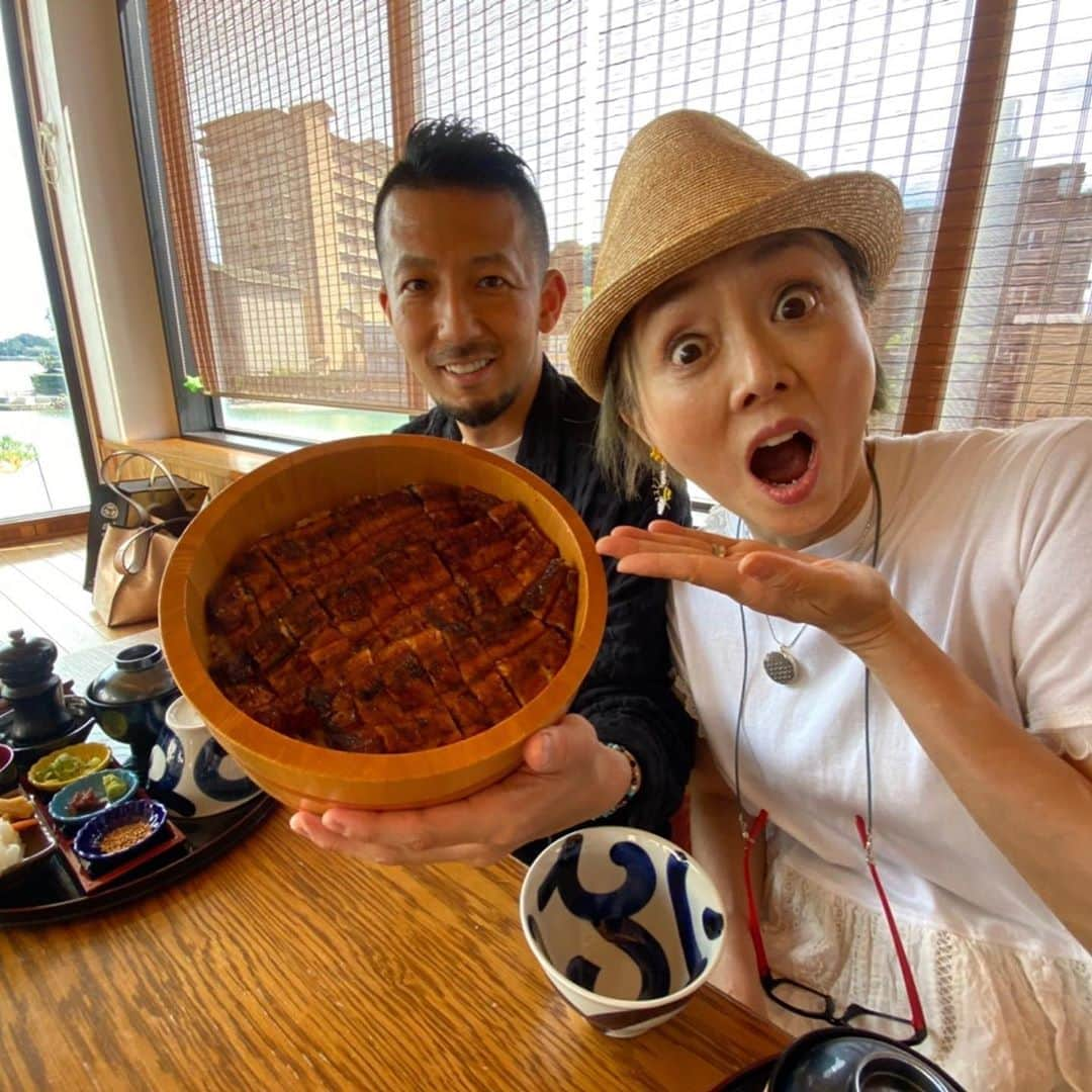 熊谷真実さんのインスタグラム写真 - (熊谷真実Instagram)「昨日のランチ。 浜松に来たらうなぎをいただく機会に恵まれます。  あ！北さんのトーカ堂の鰻は冷凍庫には必ず入ってます！笑  というわけで、昨日は舘山寺のサゴーロイヤルホテル前の浜乃木さんで、ランチ。 ご馳走さまでした！  でかっ！  多い！  そして、  めっちゃ美味しい！ 綺麗にいただきました！ お陰で今日も元気です！  NHK静岡、夜6時10分から、たっぷり静岡に夫婦で出演致しますー！ よろしくお願いします！  #熊谷真実#中澤希水#たっぷり静岡#舘山寺温泉#サゴーロイヤルホテル#浜乃木#浜松グルメ#浜松ランチ」9月15日 13時43分 - mami_kumagai310