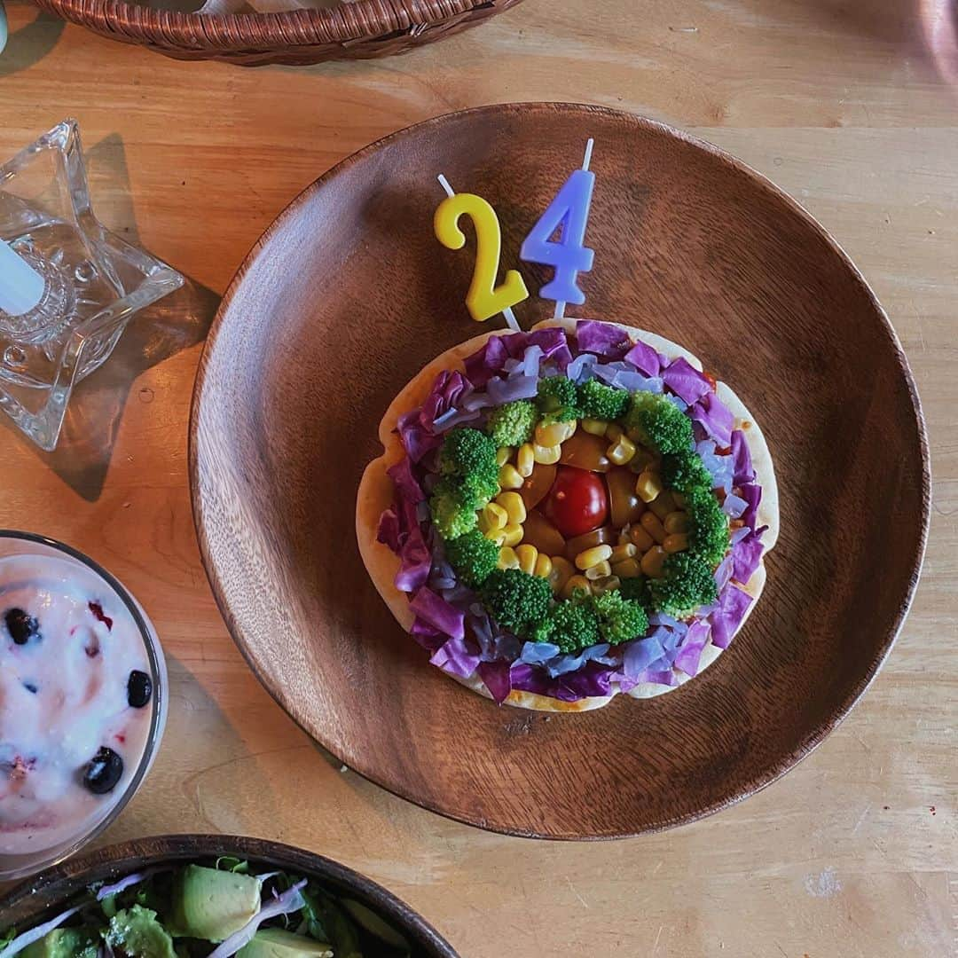 相羽瑠奈さんのインスタグラム写真 - (相羽瑠奈Instagram)「🌷🌈🍕🥗  かわいくておいしいヘルシーランチ作ってくれた レインボーピザとチューリップトマト可愛すぎ🍅 幸せだ〜〜。ありがとうmama！👩🏼‍🦰 今年の誕生日は数年ぶりに家族と過ごします 👨‍👩‍👧‍👦」9月15日 13時44分 - rone.runa