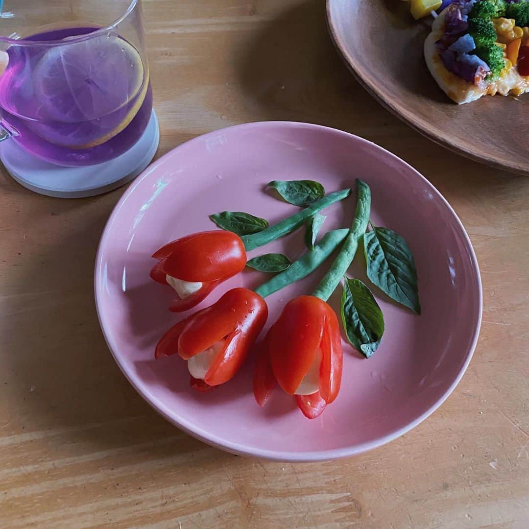 のインスタグラム：「🌷🌈🍕🥗  かわいくておいしいヘルシーランチ作ってくれた レインボーピザとチューリップトマト可愛すぎ🍅 幸せだ〜〜。ありがとうmama！👩🏼‍🦰 今年の誕生日は数年ぶりに家族と過ごします 👨‍👩‍👧‍👦」