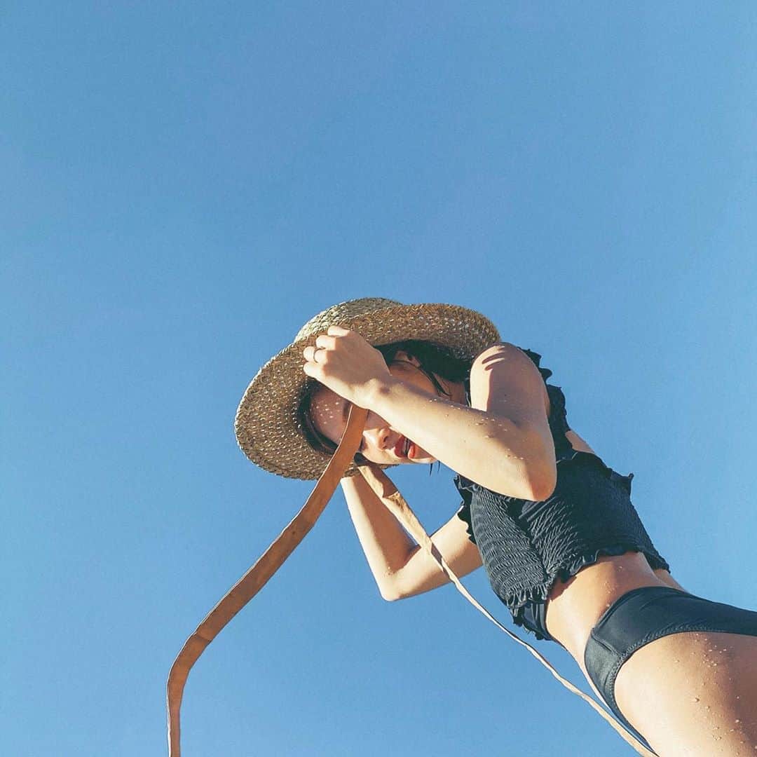 のインスタグラム：「すっかり秋モード🌾 来年の夏はいろんなところに行けると願って、、、🙏🏻✨ 秋の楽しみはキャンプ♡ ・ #beach#ocean#bikini#cavezarosso  #hat#beachlover#swimwear  #ビーチ#海#青森#田舎暮らし#あおもり #水着#ビキニ#ハット#海水浴#リボンハット」