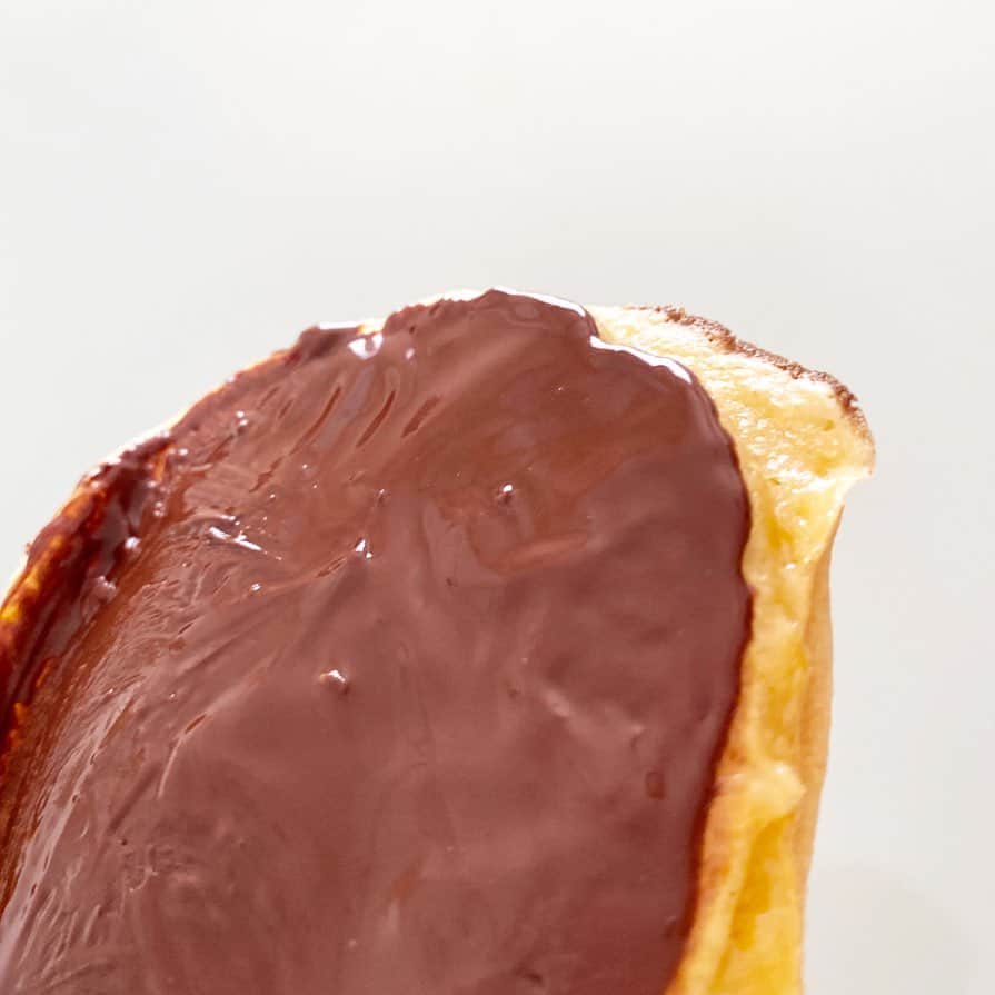 市川歩美のインスタグラム：「🍫Ayumiのかんたんですごくおいしいおうちチョコレシピ🍫  ・好きな板チョコレートを好きなだけナイフでこまかく刻む  ・パンケーキを、ホットケーキミックスでもなんでもOKなので、むずかしいこと考えずに焼く（私は小さめに焼いて片手でぱくっ、が好き😋）（余裕がなければ、トーストで充分）  ・刻んだチョコレートをパンケーキがあたたかいうちにのせる  ・すぐにチョコが溶けるので、バターナイフなどでのばす  おわり🥰  夏場に「白くなってしまったチョコが生き返るAyumiレシピ」のひとつです。  私の場合は、忙しいので、ヘルシー・かんたん・おいしいことしか続きません。  完璧なのはお店で買いましょ❣️  気楽におうちで作るのがおいしいんです。  私はちょっと完璧でなくなったデュカスのペルーをひとかけら使ったんですけど、もー、バーの状態とはまったくかわって、とんでもなくおいしいです😍😍  好評なのでまたちょこちょこポストしますね🥰  #ilovechocolate  #chocolat #chocolatelovers  #chocolate #チョコレート #チョコレート大好き #チョコレート好き #ショコラ #チョコレート好きと繋がりたい #チョコレートケーキ #カカオ #パンケーキ #かんたんすぎるレシピ#おうちチョコ #Ayumiチョコレシピ」