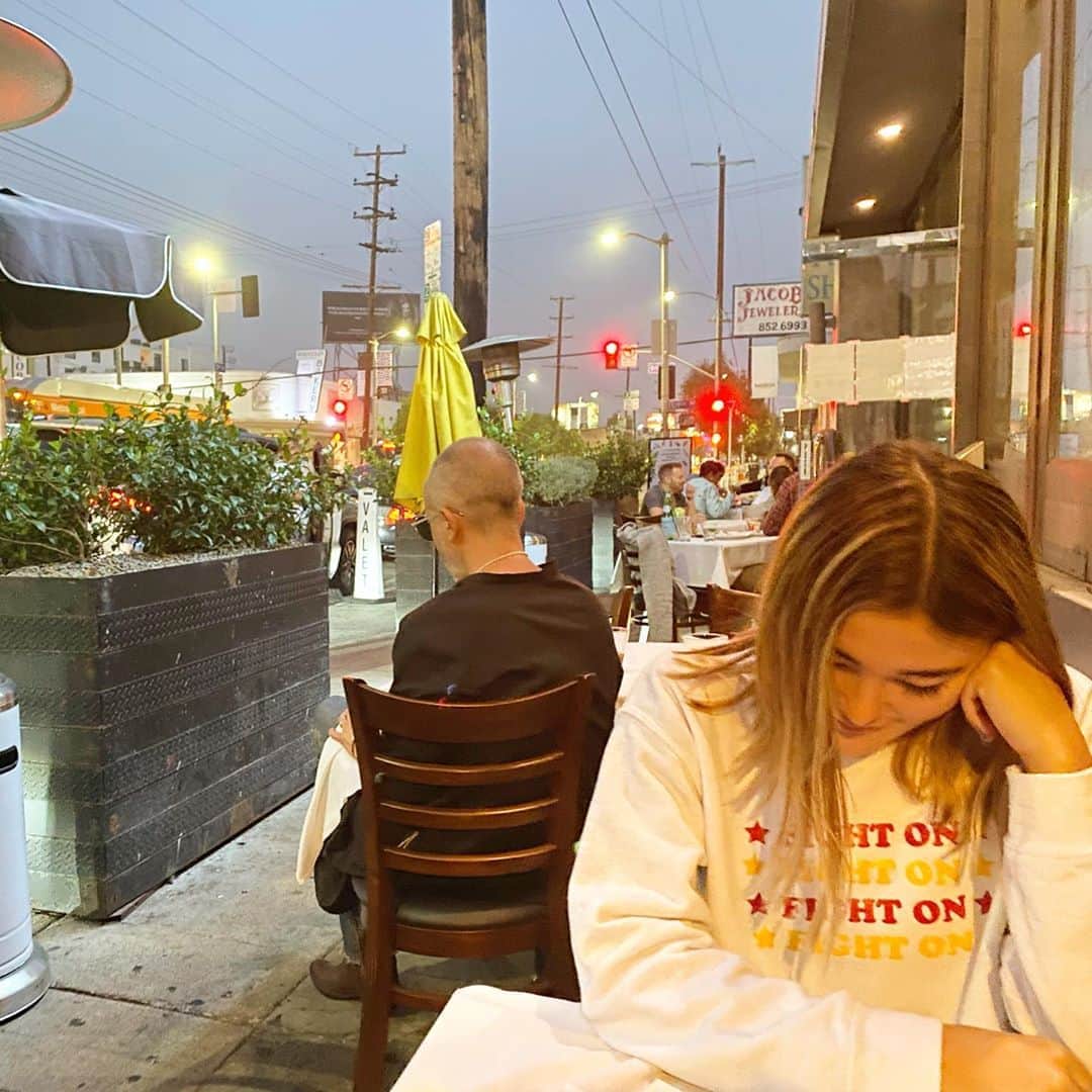 マキ・コニクソンさんのインスタグラム写真 - (マキ・コニクソンInstagram)「LAは私が思ってた以上にレストラン経営が大変そう。💦店内で食事が出来ないからお店にパティオがあればいいけどない場合は舗道にテーブル出して営業してるレストランが多いの。テントを設営したり一生懸命に工夫しています。そんな中めちゃくちゃ美味しいトリュフのウニパスタがあるレストランを3rd Streetに見つけました！名前は”COD Seafood” CCもディナーに合流して2人でペロリンコ！😋 ハワイ同様LAも頑張って欲しいっ！💪🏼 We are not aloneって心から思った。 #truffleunipasta  #頑張れLA💪🏼 #頑張れLAレストラン #We are not alone」9月15日 13時57分 - makikonikson