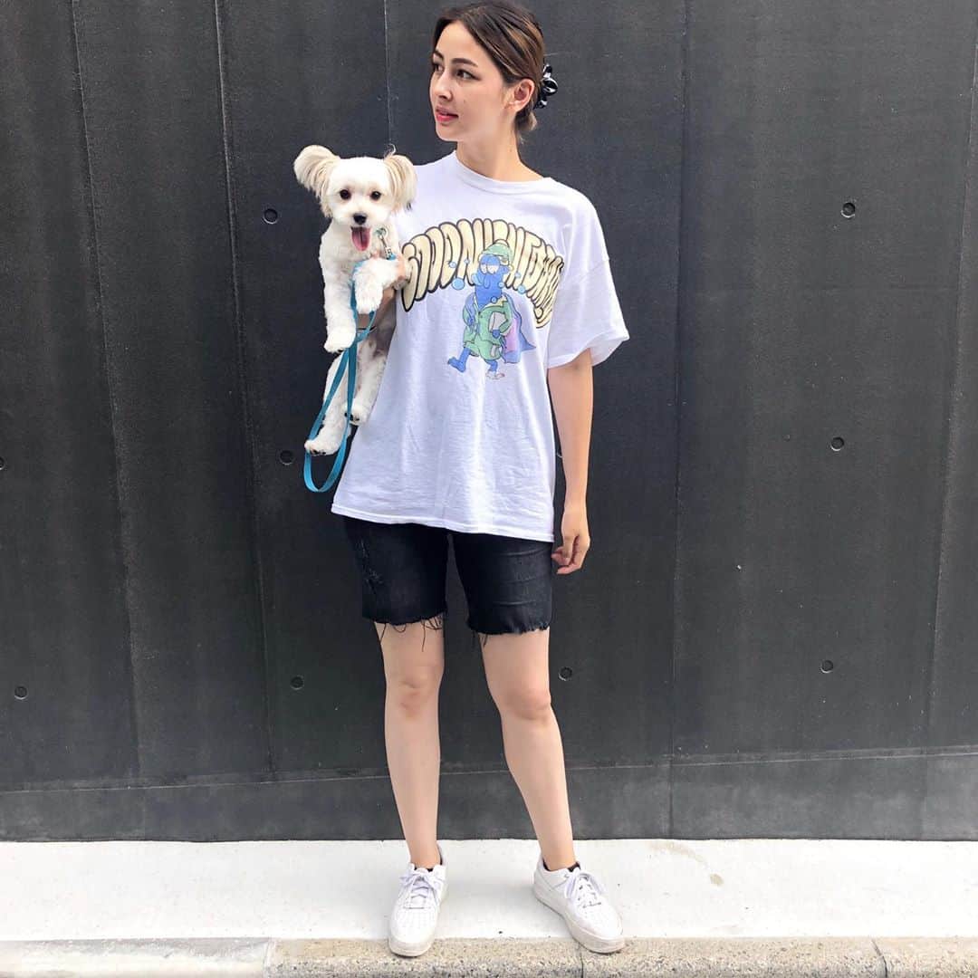 Shinjyu Lou Reid/リード真珠のインスタグラム：「Walking with my babies before working from home 💪💕  If you’re looking for a cool T-shirt to wear, @__makito is the one 🔥🔥  在宅勤務の前にお散歩🚶‍♀️ カッコいいTシャツなら　@__makito がおすすめ🔥」