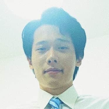 松㟢翔平のインスタグラム：「今日(9/15)23:30〜　TOKYO MXのドラマに出ます！深夜にやっているスポットライトシリーズの第11話『ストックフォト』です。主演はチャラン・ポ・ランタンのももさん！ @charanpo_momo ちなみに僕は、写真を見てピンときた方も多いと思いますが、そう、イケメンサラリーマンの役で出ています。ありがとうございます。﻿ #PR  詳しくはプロフィールにリンクを貼っておきます。 ﻿ 【あらすじ】﻿ 売れない役者時代にバイト感覚で「ストックフォト」のモデルをした寧々。﻿ 役者の夢は諦め、人生の再スタートを切ろうとしていた矢先、ひょんなところで自分の「ストックフォト」が使われているのを発見する。﻿ 初めは嬉しさと恥ずかしさを抱いた寧々だったが、次第にイメージは増殖、氾濫し、事態は思わぬ展開に…。﻿  主演：もも(チャラン・ポ・ランタン) @charanpo_momo   出演 : 松㟢翔平　嶺豪一　岩谷健司 福島マリコ　カトウシンスケ @shinbotch  宮部純子　新見綜一郎　島村和秀 @kazuhideshimamura  浦山佳樹 @yoshiki_urayama 藤江琢磨 @fujie_takuma 東田頼雄 @raohigashida   脚本 : 木乃江祐希　森岡龍　磯龍介 @ryusukeiso  監督 : 森岡 龍 @ryu_morioka」