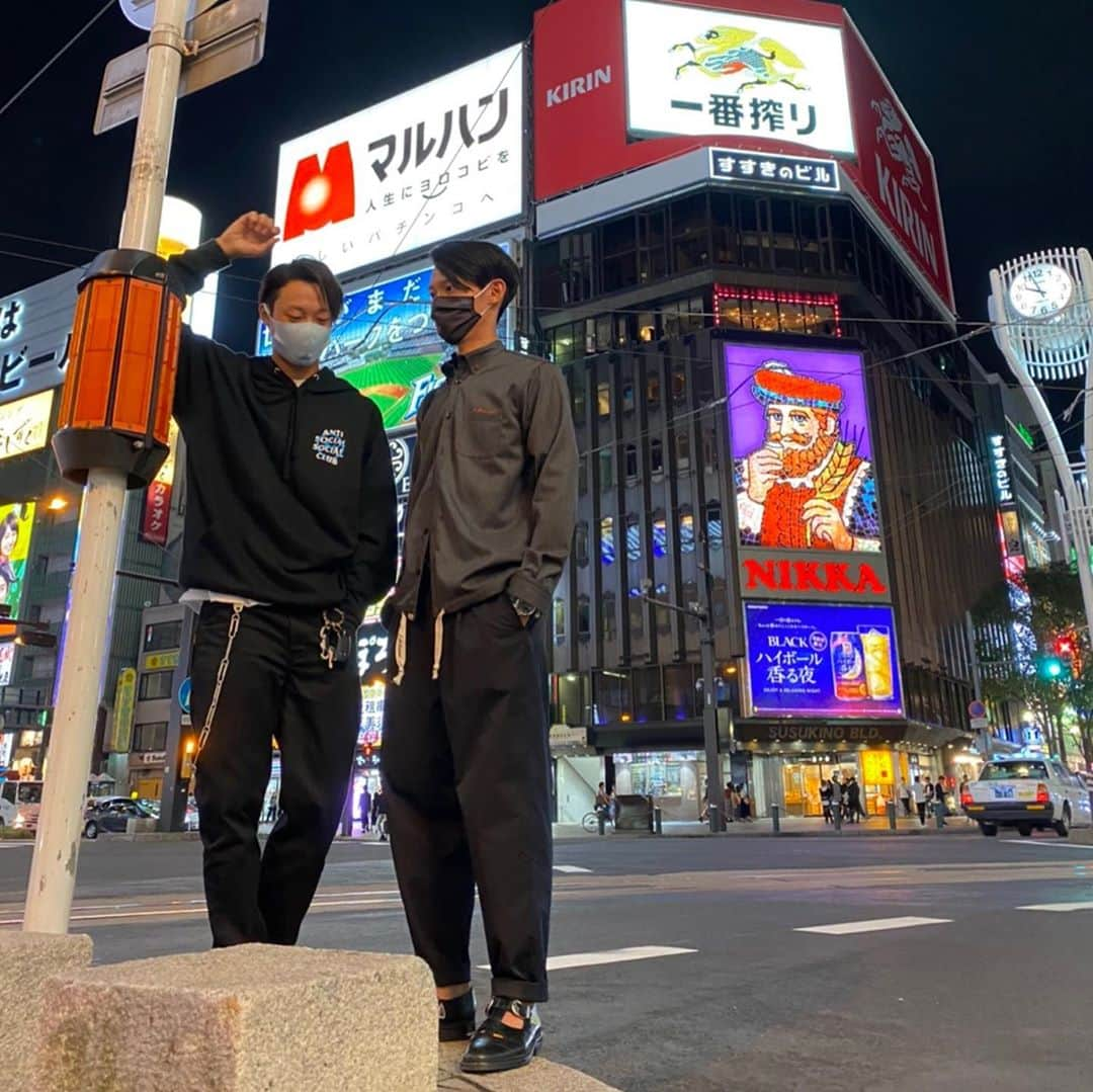 竹内択さんのインスタグラム写真 - (竹内択Instagram)「Susukino📸 with @ryo_koba 久しぶりだなぁ兄弟ぃ😎毎日会ってんなぁ〜今日も会うしなぁ！笑 👕 @kibitsumi  #Susukino #すすきの #ススキノ #とぅとぅきの #触る度アルコール消毒 #してるよ #マスク #してるよ #小林陵侑 #竹内択 #どっちがどっち #同じ服 #ryoyukobayashi #takutakeuchi」9月15日 14時34分 - taqtakeuchi