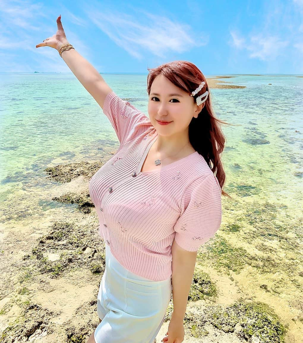 ayuさんのインスタグラム写真 - (ayuInstagram)「𝐓𝐚𝐤𝐞𝐭𝐨𝐦𝐢 𝐈𝐬𝐥𝐚𝐧𝐝 I took a ferry from Ishigaki Island to Taketomi Island🚢🏖 ・ 石垣島からフェリーで約10分で行ける 竹富島💗🏝🌈 古き良き昔の沖縄の町並みが残っている島です🐠🏝🌺 自転車で島一周できちゃいます🚲✨ 美しい原風景は見る価値ある場所です💗 ・ #taketomiisland#beach#sea#ocean#resort#okinawa#beachlife  #竹富島#海#青い空#沖縄#竹富島観光#ビーチ#絶景#日本の絶景#海が好き#旅行#旅行好きな人と繋がりたい#旅行好き#旅行記#旅行好き女子#沖縄観光#星砂浜#海」9月15日 14時35分 - ayu888ayu