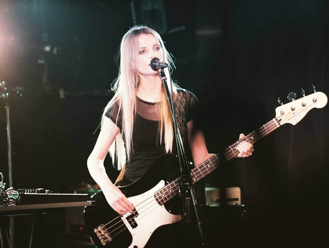 アナンダ・ジェイコブズのインスタグラム：「Played #bass for the gig @ showboat #koenji and loved it. Obsessed now with laying down the groove #inthepocket   #bassistsinger #fenderprecision #electricbass #dreamrock #industrialrock #etherealpop #bassistgirl #composer」