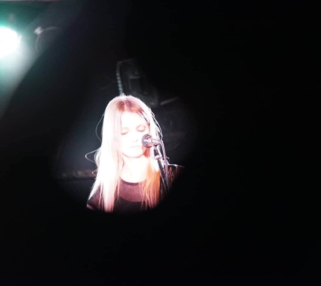 アナンダ・ジェイコブズさんのインスタグラム写真 - (アナンダ・ジェイコブズInstagram)「Cool shot by @emiryusei from our little show the other night. ♪ #livemusic #tokyomusician #anandajacobsmusic」9月15日 14時48分 - ananda_jacobs_