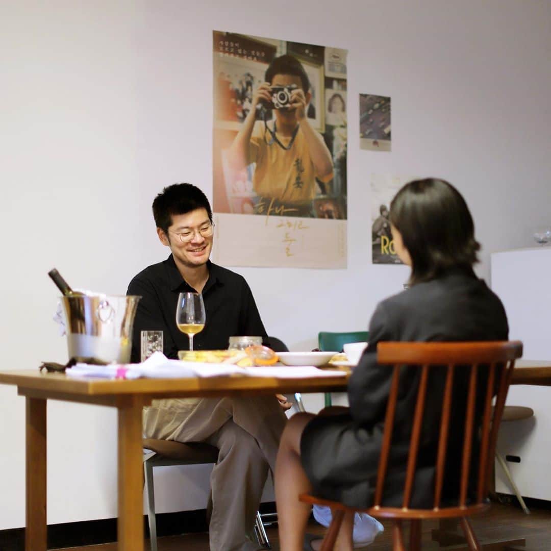 チャン・ギハのインスタグラム：「이보다 더 즐거웠던 인터뷰는 잘 기억나지 않아요. #일간이슬아 구독자 분들만 보실 수 있는데, 다행히 이미 연재가 진행중임에도 구독신청이 가능하다고 해요. 나중에 단행본으로도 엮일 예정이라고 하네요.   < 말 같은 노래, 노래 같은 말 - 장기하 X 이슬아 > #일간이슬아 📷 by 류한경 @hankyung.ryu」