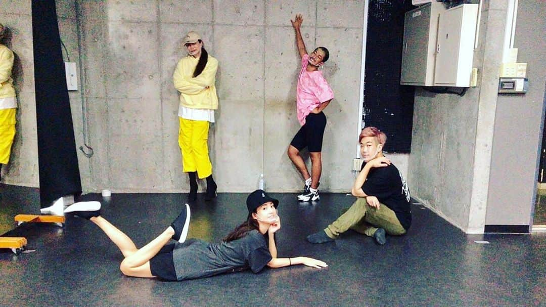 KABA.ちゃんさんのインスタグラム写真 - (KABA.ちゃんInstagram)「heels dance team " THAT'S  WHY!! "のダンス練習の日、、、本日のメンバーは、、、お仕事で先に出ちゃったゆっきぃ、、、そして、ニッキー、げんげん、たかりんでした〜ソーシャルディスタンスもシールドマスクもまだまだ必要ですね！汗、てか、私って黄色好きなのね〜笑笑、  #heelsdanceteam  #thatswhy !! #ダンス練習 #作品作り #ソーシャルディスタンス #シールドマスク  @thatswhy2019  @yuukiistagram  @u_ki0211  @takarin_pooh  @gengen620  #黄色好きな私 #笑」9月15日 15時05分 - kabachan_official