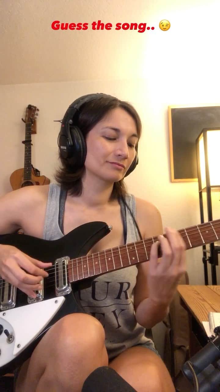 KATのインスタグラム：「What song is this? 🧐🤔😜 ⁣ ⁣ なんの曲でしょう？⁣ ⁣ ⁣ ⁣ ⁣ ⁣ ⁣ #guitarsofinstagram #rickenbacker #guessthesong #practicingguitar #funriffs #cover #videogamecover #guitarri」
