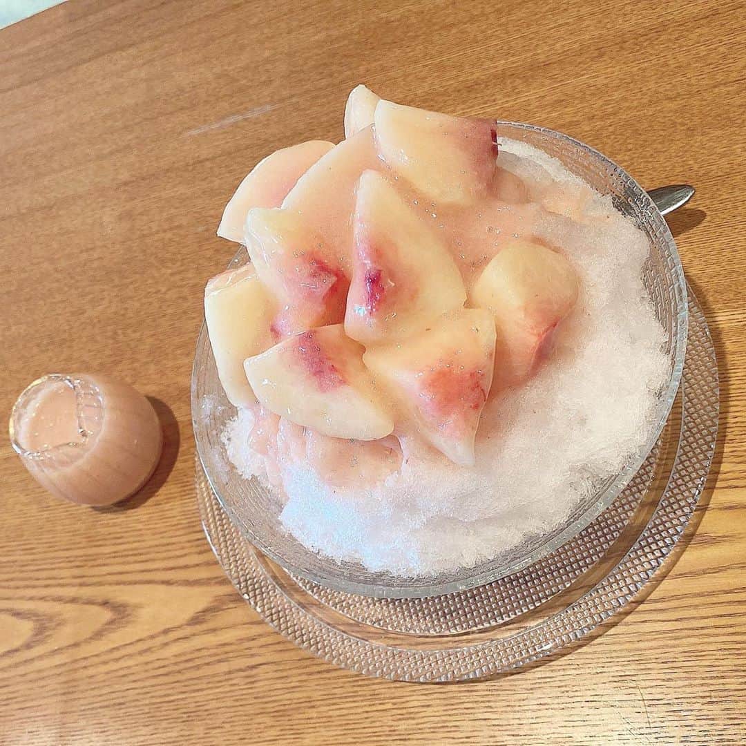 星野麻里愛さんのインスタグラム写真 - (星野麻里愛Instagram)「もものかき氷🍑 想像以上に美味しくて大きい果物 のってるかき氷最高だな思った。 めちゃくちゃ並びました。  #もものかき氷#桃#桃かき氷 #ももかき氷#もも#かき氷#かき氷巡り#常滑カフェ #常滑かき氷#常滑#千里香 #千里香かき氷」9月15日 15時00分 - maria.pink28
