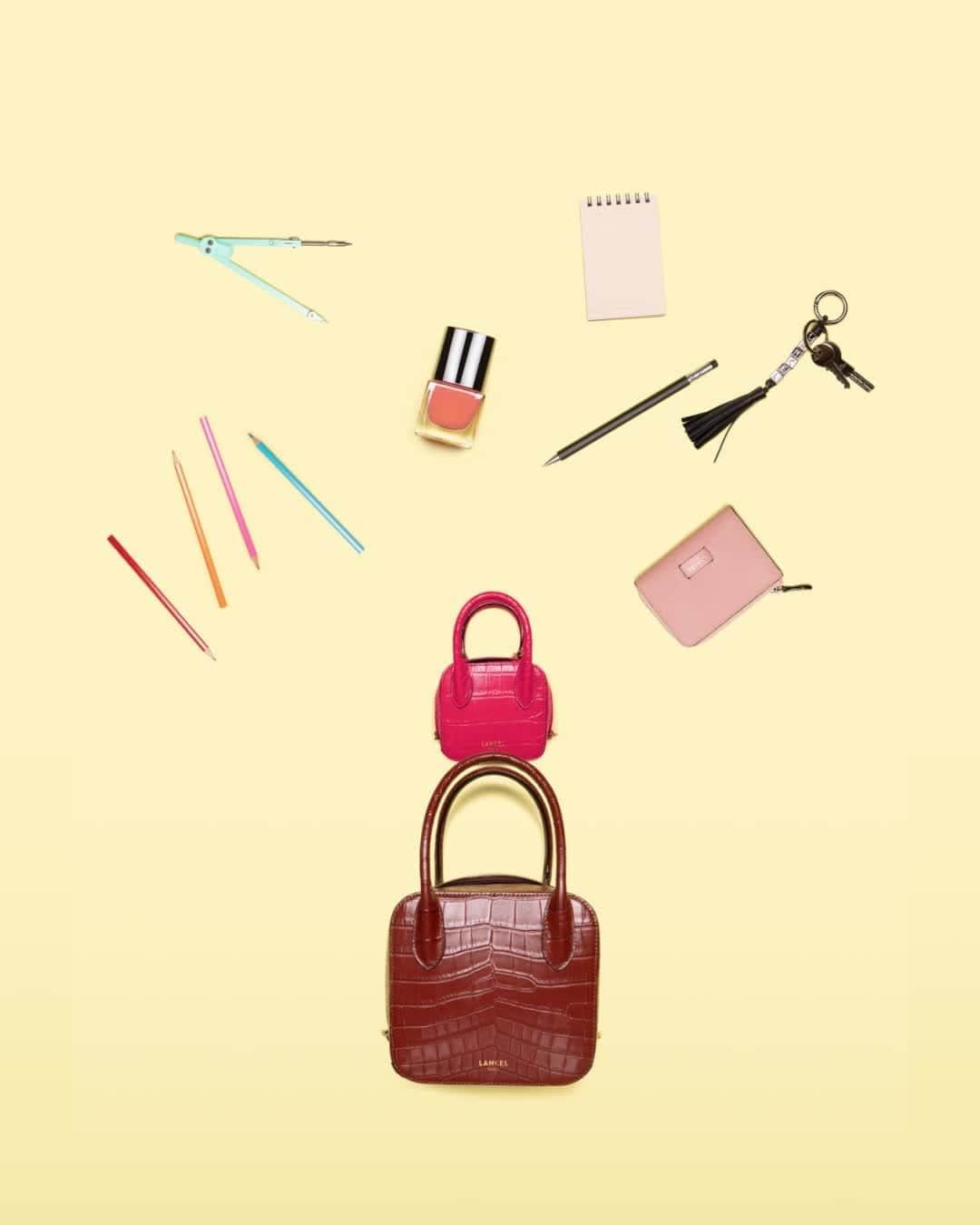 のインスタグラム：「✏ + 📒 + 👜 = 😍 Alice – Shiny croco style leather – Small and mini version - Chestnut and raspberry Alice – Cuir façon croco brillant – Petit et mini modèles - Châtaigne et framboise  #AliceByLancel #FW20 #Lancel」