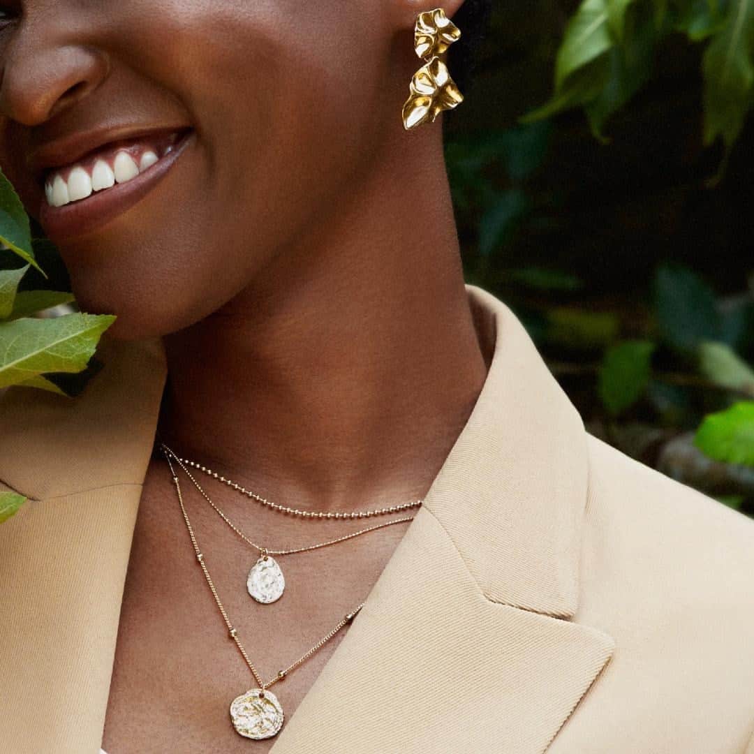 アクセサライズのインスタグラム：「Introducing our new range of jewellery made with recycled metals. It features post-consumer recycled materials - cool huh? ♻️  Tap the link in our bio to shop the look  #Accessorize」