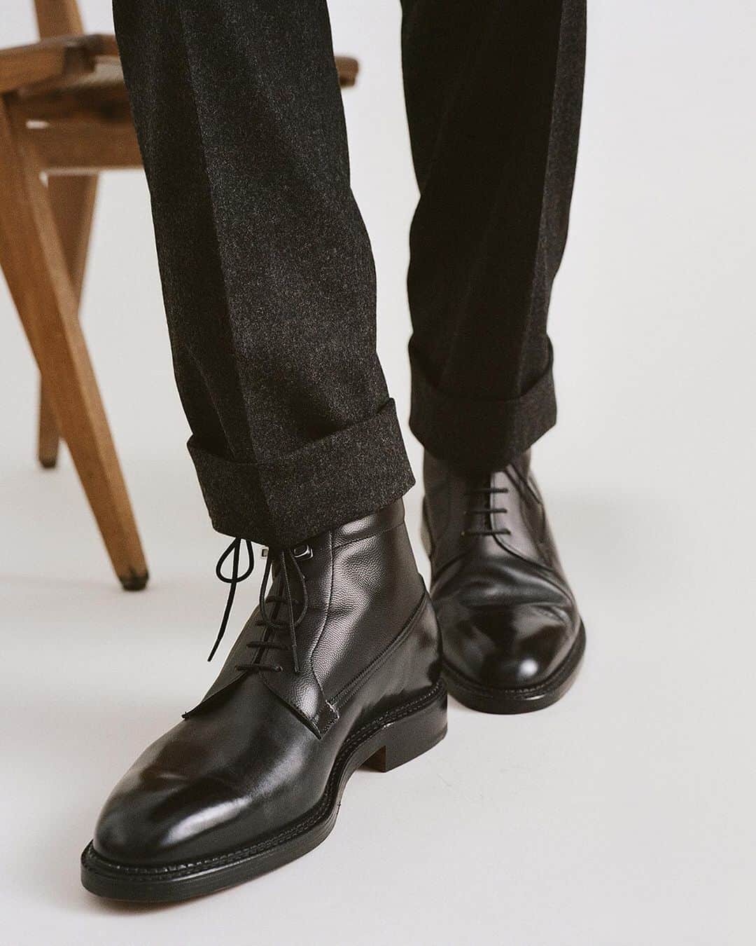 ジョンロブのインスタグラム：「Introducing new Fall essentials – the Alder boot, inspired by a 1940’s ski boot, is now available in a double leather sole, ensuring a durable yet sleek look. . #johnlobb @julienthomashamon @gauthierborsarello」