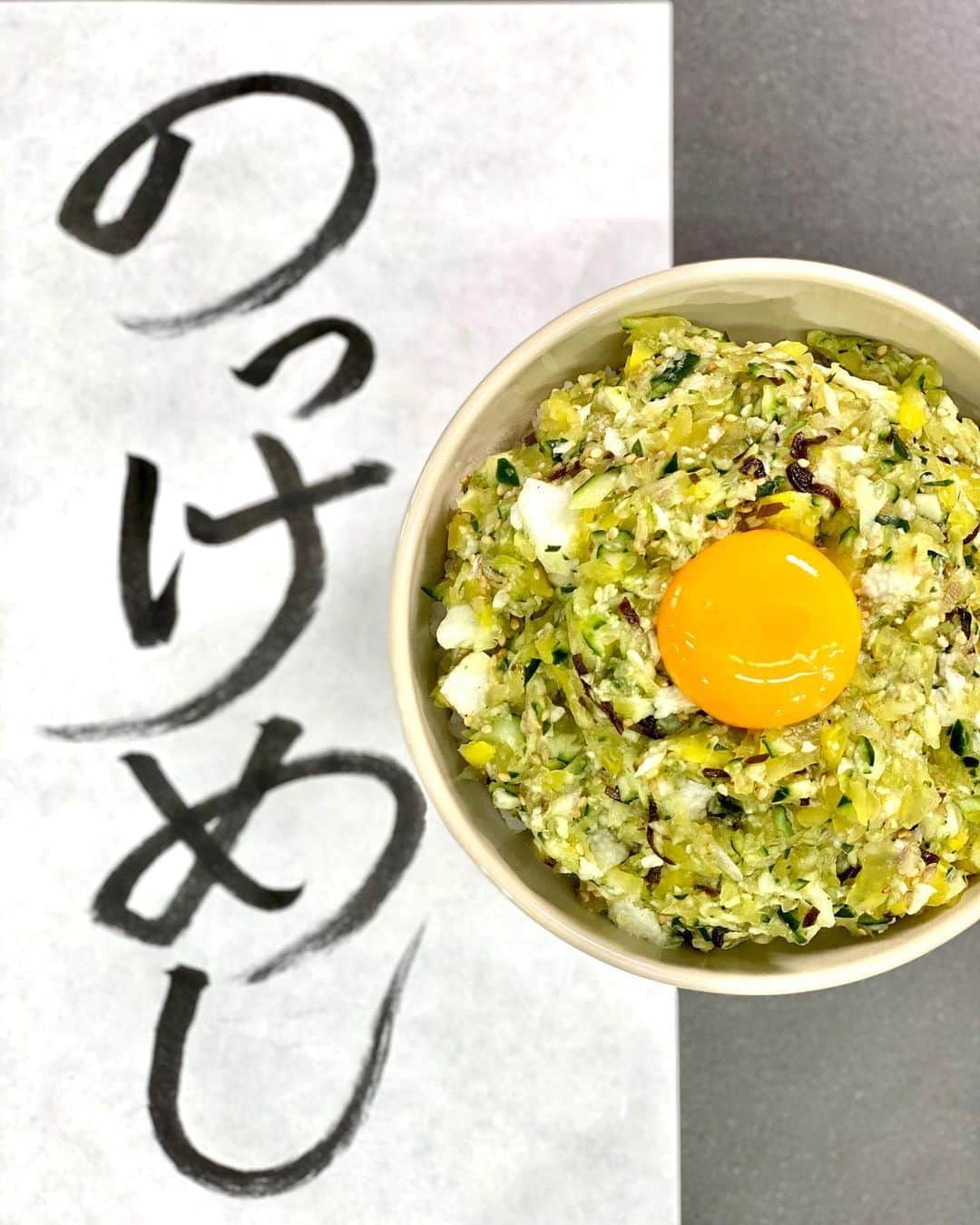 のインスタグラム：「YouTube M’sTABLE  今日は簡単に作れる〈クイックメニュー〉 速水流•のっけめし みたら食べたくなります！　ぜひチェックして下さい😁  #youtube#mstable #cookinglover#kitchenlover#passion #foodpassion#foodlover#foodlove #cooking#recipe#dessert#sweets #レシピ#レパートリー#美味い#簡単レシピ #クイックメニュー#ごはん#のっけめし#まぜる#夏#夏バテ#夏バテメニュー #良い1日を #mocomichihayami#hayami #速水流#速水もこみち」