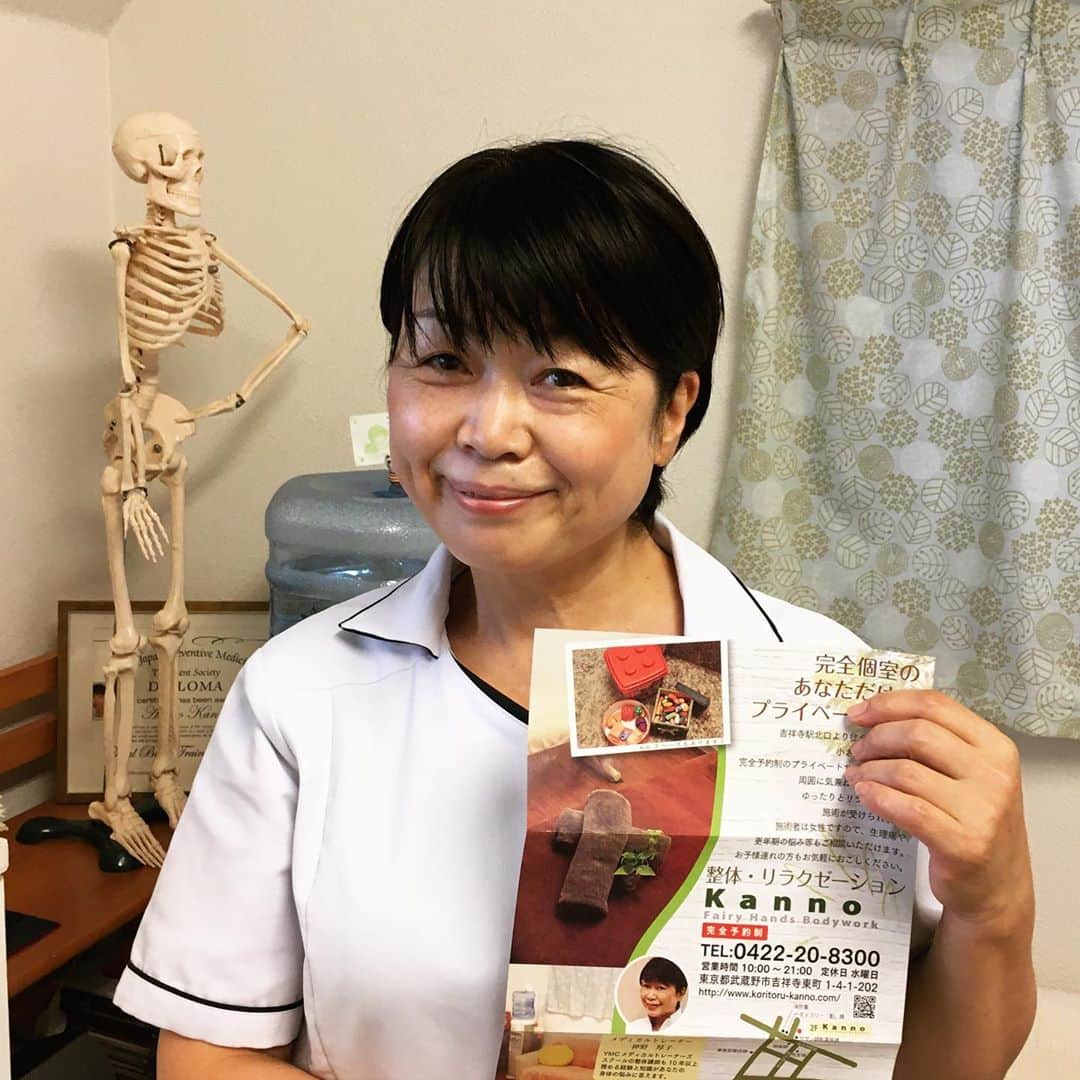 YMCメディカルトレーナーズスクール公式さんのインスタグラム写真 - (YMCメディカルトレーナーズスクール公式Instagram)「こんにちは😄 YMC新宿校カウンセラーの川口です。 ・ 今日はYMCの業務委託で整体講師をされている神野先生のサロンへ施術を受けに行ってきました🚃@koritoru_kanno ・ 「整体の資格を取りたい❗️」とYMCへ来校されるお客様へ、どんな技術を提供しているのか体験していただくのですが、神野先生がされる施術体験を見ていて、とても気持ち良さそうで私も受けたく、今日に至りました✨✨✨ ・ 揉みほぐし50分のケアをしていただき、会話も弾み、疲れも発散も出来てスッキリしました☘ (神野先生は話を聞き出すのが上手いのでついつい話しちゃいます💧) 腸腰筋を解すことで股関節の動きがスムーズになるなど、勉強にもなりました📝 ・ 神野先生は40歳になられてからYMCで整体の資格を取り、提携サロンで経験を積み独立開業されております。 整体の技術は何歳になってからでも活かすことができる！と勇気を貰えませんか？🤔 ・ 資格を取って、自宅をサロンにするなど、自由に働くことが出来るのは魅力的ですよね🌟 ・ 整体の資格取得に興味のある方は、是非一度YMCへお越しくださいませ！ ※予約制なのでお電話ください！ 📞0120-72-9215 ・ 因みに神野先生は毎週水曜日にいらっしゃいますよ〜🤗 ・ #ymcメディカルトレーナーズスクール#ymc新宿校#整体資格#副業#独立開業」9月15日 15時19分 - ymcmedical