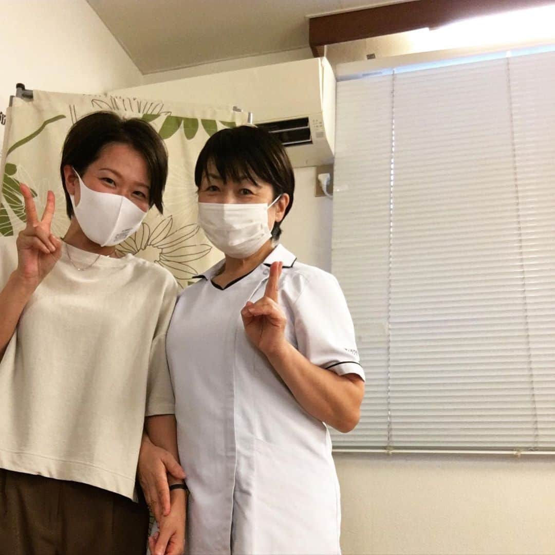 YMCメディカルトレーナーズスクール公式さんのインスタグラム写真 - (YMCメディカルトレーナーズスクール公式Instagram)「こんにちは😄 YMC新宿校カウンセラーの川口です。 ・ 今日はYMCの業務委託で整体講師をされている神野先生のサロンへ施術を受けに行ってきました🚃@koritoru_kanno ・ 「整体の資格を取りたい❗️」とYMCへ来校されるお客様へ、どんな技術を提供しているのか体験していただくのですが、神野先生がされる施術体験を見ていて、とても気持ち良さそうで私も受けたく、今日に至りました✨✨✨ ・ 揉みほぐし50分のケアをしていただき、会話も弾み、疲れも発散も出来てスッキリしました☘ (神野先生は話を聞き出すのが上手いのでついつい話しちゃいます💧) 腸腰筋を解すことで股関節の動きがスムーズになるなど、勉強にもなりました📝 ・ 神野先生は40歳になられてからYMCで整体の資格を取り、提携サロンで経験を積み独立開業されております。 整体の技術は何歳になってからでも活かすことができる！と勇気を貰えませんか？🤔 ・ 資格を取って、自宅をサロンにするなど、自由に働くことが出来るのは魅力的ですよね🌟 ・ 整体の資格取得に興味のある方は、是非一度YMCへお越しくださいませ！ ※予約制なのでお電話ください！ 📞0120-72-9215 ・ 因みに神野先生は毎週水曜日にいらっしゃいますよ〜🤗 ・ #ymcメディカルトレーナーズスクール#ymc新宿校#整体資格#副業#独立開業」9月15日 15時19分 - ymcmedical