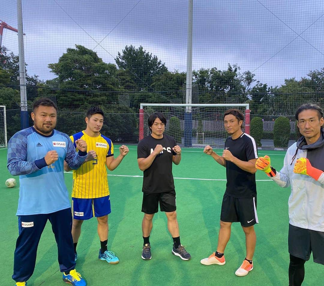 木村昌丈のインスタグラム：「初のYouTube撮影‼️ 🤾‍♂️🆚⚽️  動画は那須大亮さん  @nasudaisuke_official  のYouTubeチャンネルであがります‼️ まだ動画の方はあがっていませんが、とても楽しい撮影になったので皆さん是非みて下さい😁  #ハンドボール#handball#宮崎大輔#木村昌丈#bennu#柴山裕貴博#大崎電気#サッカー#soccer #那須大亮#小針清允」