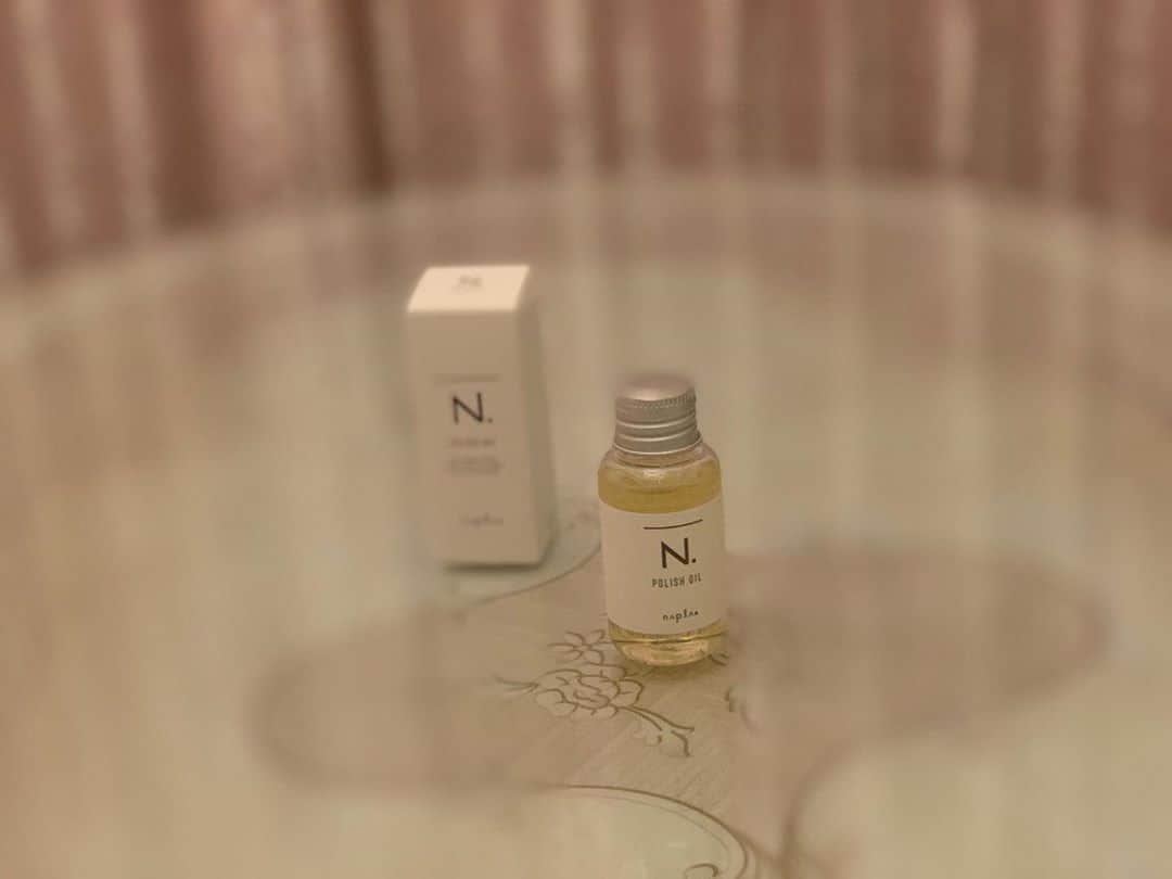 のインスタグラム：「【#ポリッシュオイル】   🌿 N.のポリッシュオイル🌿  🎀めぐ語録🎀使用感《重めしっとり》  テクスチャーは、 自然なツヤが出る柔らかい質感🧴  柑橘ベースの香りに癒されます🍋🍊  手やお肌につけると、保湿感抜群✨  マッサージオイルとして全身に使える アイテムとしてもオススメです❣️  《N.ポリッシュオイルについて》  N.ポリッシュオイルは100%自然由来成分。  髪や素肌に優しく、 ヘアオイルとしてはもちろん。  ハンドオイルやボディーオイルとも使用できる万能アイテム。  美容師やモデルさんの口コミでも好評価が圧倒的。  #エヌドット #N . #エヌドットポリッシュオイル  #美容 #美白 #美肌 #美活 #スキンケア #スキンケアマニア #skincare #化粧品 #女子力アップ #コスメマニア #コスメレポ #コスメ紹介  #美活アナウンサー  #HAP #horipro #田中めぐみ #アナウンサー #ホリプロ #ホリプロアナウンス室」
