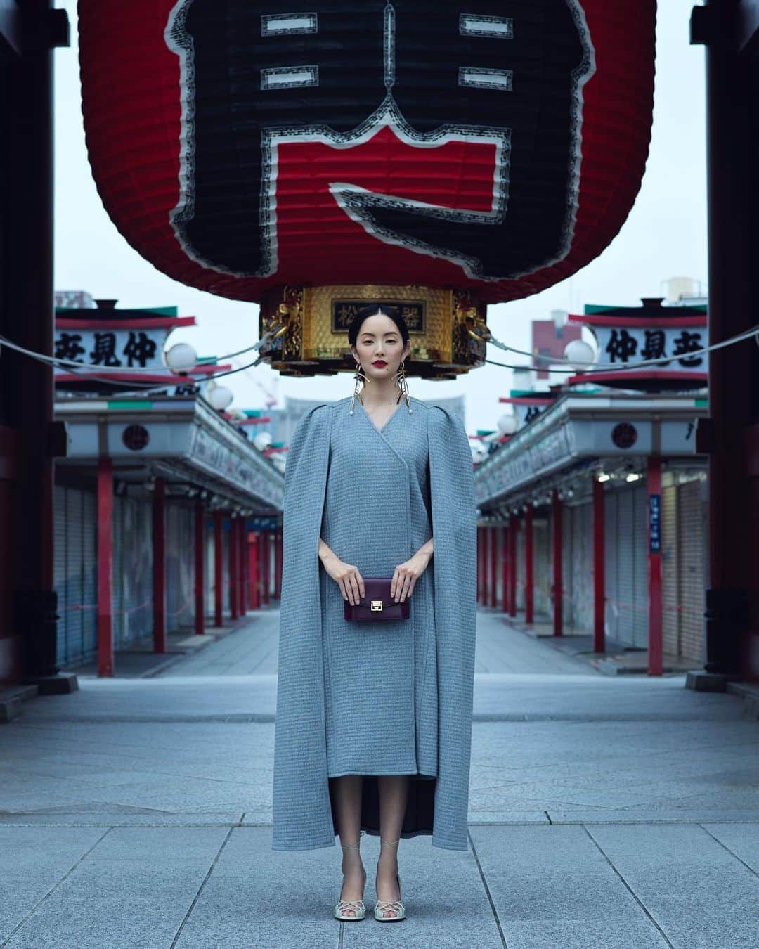 長山一樹のインスタグラム：「婦人画報の最新号、東京の名所で撮影する連載ページ。浅草の浅草寺界隈で撮影しました。  @fujingahojp  @givenchyofficial  Model @amisuzuki001  Stylist @misaking77  Hair @jg510  Make @tomohiro1820  Photographer @kazuki_nagayama  #婦人画報 #givenchy #photography  #portrait #hasselblad #h6d #kazukinagayama #長山一樹 #浅草」