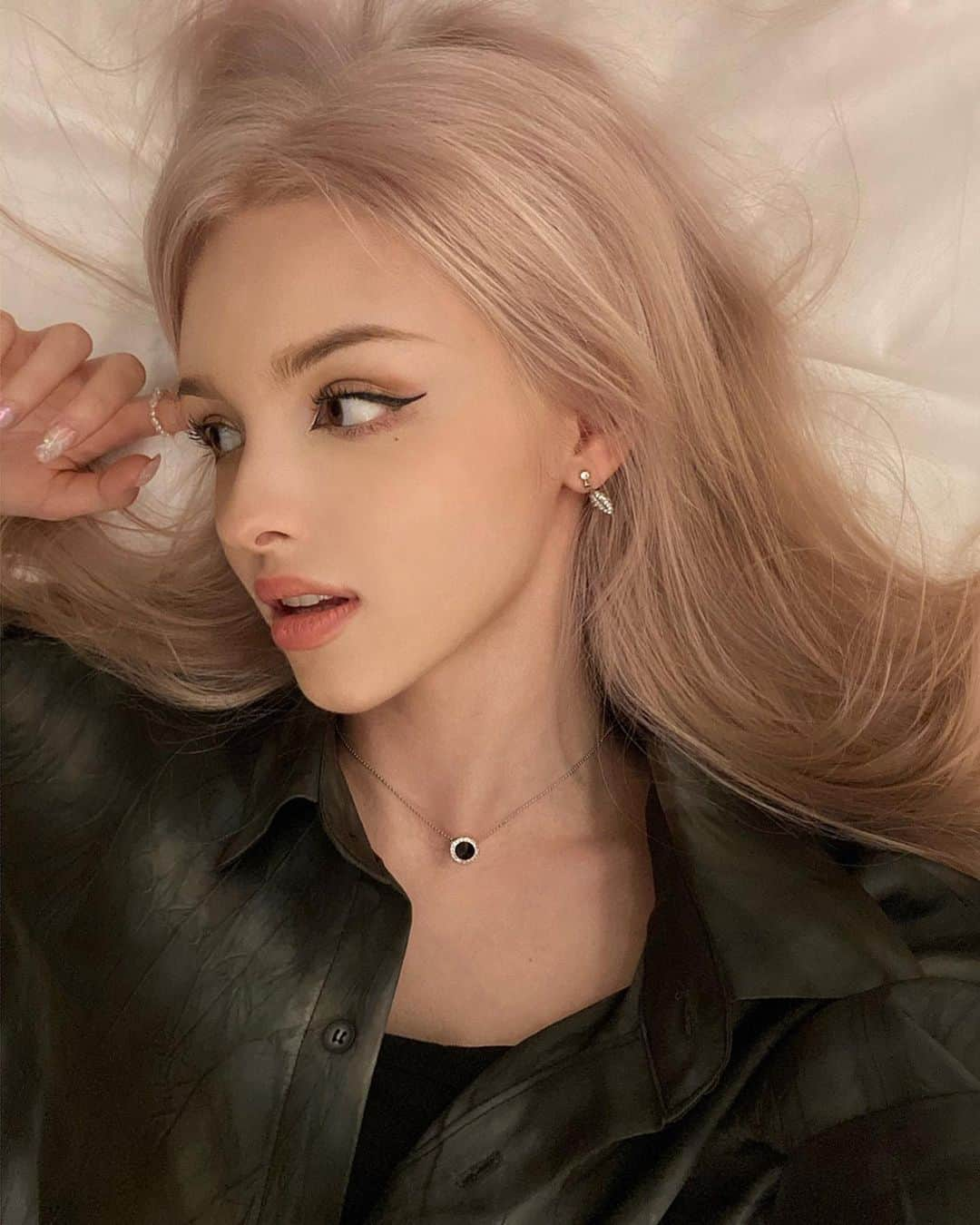 Elina 엘리나 (エリナ) さんのインスタグラム写真 - (Elina 엘리나 (エリナ) Instagram)「Selfie in the bed🛌  누워서 셀카 몇장」9月15日 20時51分 - elina_4_22