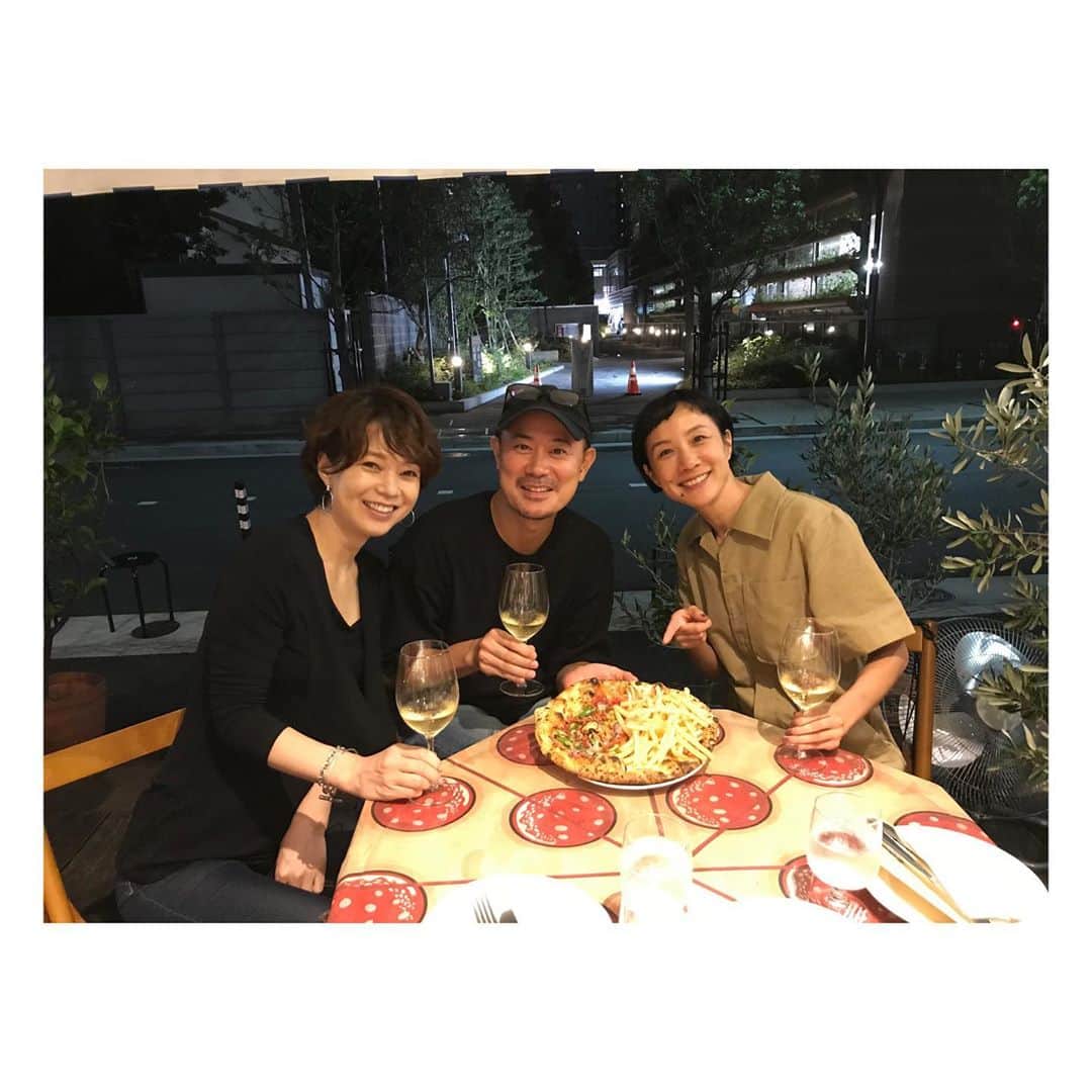 いかりさとみのインスタグラム：「奥ちゃんが前にインスタであげていたピザ アメリカーナ  ピザ好き、フレンチフライ好き、チーズ好きとしては  食べてみたい……と言うことで  昨夜、はなちゃんとトリプレッタに行って来ました〜  お目あてのアメリカーナはソーセージにチーズ、山盛りのフレンチフライで  美味しくて、食べごたえ十分😋  トリプレッタ特製のピリ辛オイルをかけたら  もう白ワインとの相性は抜群です！！🤤  #夏鹿のジビエ #ポルチーニ茸とトリュフのオムレツ #前菜9種 #デザート #全部おいしい#全部おすすめ #お腹いっぱい #武蔵小山グルメ」